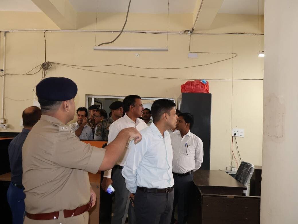 बिहार विधान परिषद् के कोशी स्नातक द्विवार्षिक निर्वाचन-2026 के सफल एवं सुचारू संचालन को लेकर जिला पदाधिकारी, बांका एवं पुलिस अधीक्षक, बांका द्वारा बांका प्रखंड परिसर में अवस्थित मतदान केन्द्र का जाएज लिया गया। इस दौरान मतदान दलों के लिए व्यवस्था एवं मतदान केंद्रों पर उपलब्ध कराई जाने वाली आवश्यक सुविधाओं की समीक्षा की गई।
जिला पदाधिकारी ने निर्देश दिया कि सभी मतदान केंद्रों पर न्यूनतम आवश्यक सुविधाएं सुनिश्चित की जाएं। इसके तहत मतदान केंद्र से संबंधित विवरण का दीवार लेखन, मतदान दलों के बैठने की समुचित व्यवस्था, पर्याप्त रोशनी, पेयजल, रैंप, आवश्यक फर्नीचर एवं शौचालय की उपलब्धता सुनिश्चित करने को कहा गया।
मतदाताओं की सुविधा के लिए प्रत्येक मतदान केंद्र पर हेल्प डेस्क हेतु चिन्हित स्थल पर बीएलओ की प्रतिनियुक्ति तथा निर्वाचक सूची की एक प्रति उपलब्ध रखने का निर्देश दिया गया। साथ ही, मतदान दलों के ठहरने के लिए आवश्यक मूलभूत सुविधाएं सुनिश्चित करने पर भी जोर दिया गया।
जिला पदाधिकारी ने संबंधित पदाधिकारियों को सभी व्यवस्थाएं समय पर पूर्ण करने तथा निर्वाचन आयोग के दिशा-निर्देशों का पालन करते हुए मतदान प्रक्रिया को स्वच्छ, निष्पक्ष एवं शांतिपूर्ण ढंग से संपन्न कराने का निर्देश दिया।
