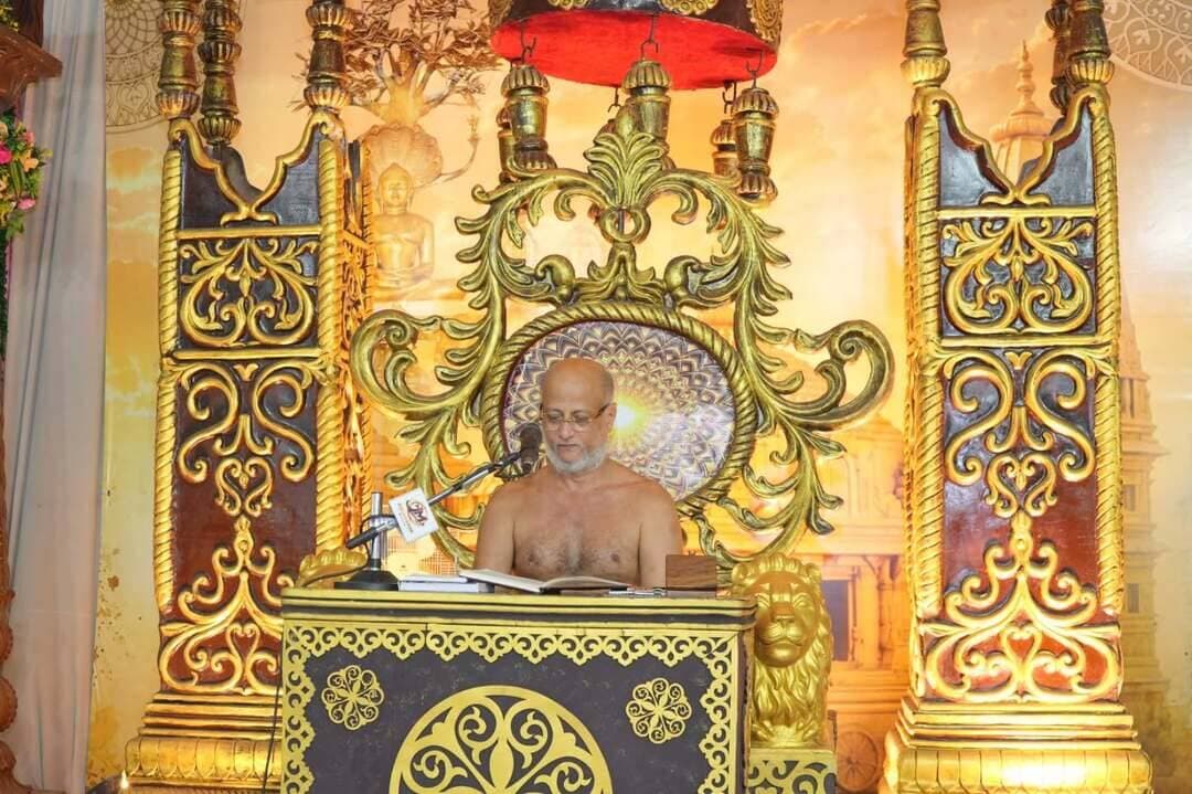 *सोच बदलेंगे जीवन बदलेंगा, हमारी सोच ही घर को स्वर्ग या नरक बनाती-आचार्य पुलकसागर महाराज*
*जब तक खुद पर विश्वास नहीं होगा सफलता हमसे दूर ही रहेगी*
*आचार्य पुलकसागर ससंघ के सानिध्य में सूर्यमहल में मंगल दिव्य देशना जारी*
भीलवाड़ा :निलेश कांठेड़ ( वरिष्ठ पत्रकार ),22 अक्टूबर हमारी सोच ही हमे अच्छा या बुरा बनाती है। सोच बदल जाए तो घर स्वर्ग हो जाएगा। सोच भेदभाव वाली रहेगी तो घर नरक ही रहेगा। क्रोध, मान, माया, लोभ जैसे कषायों से मुक्ति पाए बिना कोई भी धार्मिक क्रिया कल्याण करने वाली नहीं हो सकती। मैं ही सहीं दूसरे गलत है ये सोच कषाय बढ़ाने वाली होती है। जब तक बुरी बात बुरी नहीं लगेगी तब तक सुधार भी नहीं आएगा। जीवन में निंदा या प्रशंसा महत्वपूर्ण नहीं बल्कि ये कौन कर रहा इसका महत्व होता है। ये विचार श्री पार्श्वनाथ दिगम्बर जैन मंदिर ट्रस्ट, मैन सेक्टर शास्त्रीनगर के तत्वावधान में सकल दिगम्बर जैन समाज की ओर से भीलवाड़ा में पहली बार चातुर्मास कर रहे राष्ट्र संत मनोज्ञाचार्य पुलकसागरजी महाराज ने शास्त्रीनगर स्थित सूर्यमहल में गुरूवार को अंतिम चातुर्मासिक प्रवचन श्रृंखला ‘‘जीवन जीने की कला’’ पर मंगल दिव्य देशना के दूसरे दिन व्यक्त किए। उन्होंने कहा कि जब तक घर स्वर्ग नहीं बनेगा मंदिर में भी स्वर्ग नहीं बन पाएगा। भीतर की लकीरे मिटे बिना पूजा, अर्चना, वंदना मोक्ष नहीं दिला सकती। अंदर से लकीरे मिट रही तो क्रिया धर्म है ओर अंदर कषाय बैठे है तो क्रिया धर्म नहीं हो सकती। क्रिया क्रोध से नहीं समता भाव से होनी चाहिए। जो बुरा नहीं सोचता वह बुरा सुन भी नहीं सकता, बुरा कर भी नहीं सकता ओर बुरा बोल भी नहीं सकता है।
आचार्यश्री ने कहा कि कषाय रहित क्रिया धर्म ओर कषाय सहित क्रिया पाप का कारण है। यदि धर्म जानकर भी कषाय का त्याग नहीं करते तो धर्मात्मा होना बेकार है। जो संत बनकर कषाय करते है उन्हें पाप ज्यादा लगता है। किसी पर संदेह करना भी मिथ्यात्व है। हमे खुद पर ही विश्वास नहीं है तो आत्म कल्याण के लिए क्रिया कर रहे उस पर कैसे विश्वास होगा। उन्होंने कहा कि हमे अपनी संतान पर विश्वास नहीं होता है। विश्वास से ये नहीं कह सकते कि हम नरक में नहीं जाएंगे। मंदिर रोज जाते पर विश्वास नहीं है कि धर्म करने से मोक्ष मिल जाएगा। हमारा खुद पर विश्वास हो तो दुनिया की कोई ताकत डिस्टर्ब नहीं कर पाएगी।
आचार्य पुलकसागर महाराज ने कहा कि हमे अपने धर्म पर अडिग विश्वास रखना चाहिए। जब मिथ्यात्व ओर भ्रम दूर होता है तो सम्यक दर्शन होता है। धर्म पर विश्वास होगा तो क्रिया कल्याण करेगी अन्यथा मात्र लकीरे बढ़ाएगी। माता पिता ओर बच्चे एक-दूसरे पर विश्वास नहीं करते है तो परिवार में सुख शांति कैसे होगी। गलत कार्य का समर्थन करने पर हमारी दशा भी उस कार्य को करने वाले के समान होगी। उन्होंने कहा कि जो बेटी-बहु ओर सास-बहु में भेद करे वह आत्मा का कल्याण कैसे कर पाएगा। बच्चे हो या बड़े दूसरों के कारण नहीं अपनी सोच से बिगड़ते है। हमे बेटी जवाब दे तो बुरा नहीं लगता पर बहु जवाब दे तो बुरा लगता। हमारी बेटी सुख दुख की बाते करे तो बुरा नहीं लगता पर बहु अपनी मां से ऐसी ही बात करे तो बुरा लग जाता है। हमारी मानसिक लकीरो को बदलना होगा। हमारी सोच की गड़बड़ ही पारिवारिक सम्बन्धों पर बुरा असर डालती है।
श्री पुलकसागर चातुर्मास समिति के अध्यक्ष प्रवीण चौधरी ने बताया कि प्रवचन के शुरू में पाद प्रक्षालन एवं शास्त्र भेंट का सौभाग्य पुलक सागर चातुर्मास समिति एवं श्री पार्श्वनाथ दिगंबर जैन मंदिर ट्रस्ट के सदस्यों ने प्राप्त किया। संचालन चार्तुमास समिति के महामंत्री जयकुमार पाटनी ने किया। चातुर्मास समिति के संयोजक मनीष शाह एवं सह संयोजक लोकेश अजमेरा ने बताया कि 30 अक्टूबर तक प्रतिदिन सुबह 8.45 से 10 बजे तक आचार्यश्री के मुखारबिंद से दिव्य देशना प्राप्त होगी। इस दौरान प्रतिदिन शाम 6.30 से 7.30 बजे तक आनंद यात्रा (प्रश्न मंच) का आयोजन हो रहा है जिसमें भी शहर के विभिन्न क्षेत्रों से श्रद्धालु शामिल होकर लाभ प्राप्त कर रहे है।