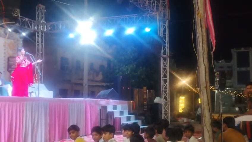 बीगोद के विराट कवि सम्मेलन में कवियों ने देशभक्ति का जज्बा जगाया।देर रात तक गुदगुदाया
आकोला ( रमेश चंद्र डाड)स्थानीय नगरपालिका द्वारा आयोजित तीन दिवसीय दशहरा महोत्सव के तहत् बुधवार रात्रि को विशाल कवि सम्मेलन आयोजित हुआ।जिसके मुख्य अतिथि विधायक गोपाल खंडेलवाल रहे। अध्यक्षता नगरपालिका अध्यक्ष लोकेश नागोरी ने की।
विशिष्ट अतिथि वाइस चेयरमैन अमृता लोकेश सिंधी थी ।
कवि सम्मेलन का आगाज लखनऊ से आई कवियित्री शिखा श्रीवास्तव ने मां शारदे वंदना से किया।
राष्ट्रीय स्तर के केकड़ी के कवि बुद्धि प्रकाश दाधीच ने अपनी हास्यात्मक, व्यंग्यात्मक पंक्तियां प्रस्तुत करते हुए कि हंसना हंसाना मनुष्य का विशेषाधिकार है। कालेज एवं विद्यालयों से जीविका की शिक्षा मिलती है।कवि सम्मेलन से जीवन की शिक्षा मिलती है। दृष्टि विकास होता है। दाम्पत्य जीवन अदभुत होता है जो हास्य प्रदान करता है।। व्यंग्यात्मक रुप में बोला आजादी की खुशियां आईं रे सहित हास्य व्यंग में जीवन निर्माण की प्रेरणा दी।
हास्य कवि दीपक पारीक भीलवाड़ा ने कवि सम्मेलन का संचालन करते हुए रात भर हास्य व्यंग, नोंक-झोंक से लोगों बांधे रखा।,
सिद्धार्थ देवल उदयपुर ने देशभक्ति की रचनाएं पढ़कर अपने अंदाज में लोगों से तालियां बटोरी।मनोज गुर्जर हास्य कवि मावली , हिमांशु बंवडर मध्यप्रदेश ने हास्य कविताओं ने श्रोताओं को प्रसन्न किया ।ओम आदर्शी हास्य कवि शाहपुरा ने राजस्थानी, मारवाड़ी स्थानीय भाषा में हास्य से लोट पोट किया।नवीन नव बीगोद ने अपनी काव्य रचनाएं सुनाते हुए बोला मिट गया रावण ,मिट गया कंस , हमेशा रहेगा राम जी का भक्त हनुमानजी का अंश । नारी नहीं रही अबला ,नीला ड़म आदि पर कविता सुनाई।मनीष सुखवाल हास्य कवि ने अपनी रचनाएं सुनाते हुए कहा कि राम सेतु प्रेम की असली निशानी है। पदमिनी के जौहर पर कहा पदमिनी जैसी महिलाओ को अंगारों पर चलना पड़ता है।
कवि सम्मेलन के उद्घाटन में विधायक गोपाल खंडेलवाल ने कहा कि यहां वर्षों से रावण दहन की परम्परा चल रही है। मैं छोटा था तब यहां का रावण दहन देखने आता था। पहली बार नव निर्वाचित नगरपालिका ने तीन दिवसीय कार्यक्रमों की शुरुआत की। जिसके लिए नगरपालिका चेयरमैन एवं पार्षदों को धन्यवाद।यह आपका सफल प्रयास है।
अपने सम्बोधन में कहा कि मनुष्य जीवन दुर्लभ मिलता है। क्षणभंगुर जीवन है। संस्कारवान बने। क्षैत्र को संस्कारित करें। बीगोद वासियों का भी आभार व्यक्त किया ।