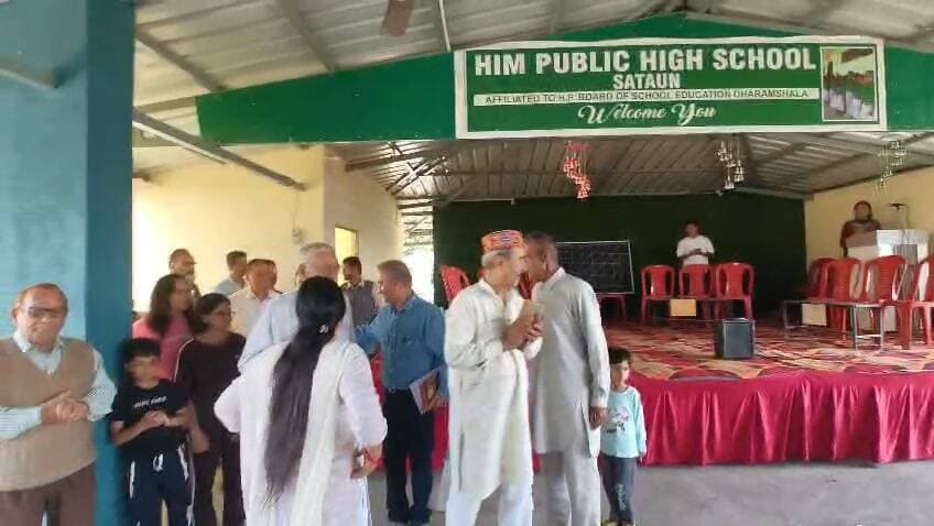 हिम पब्लिक हाई स्कूल सतौन में विज्ञान मेले का भव्य आयोजन, नन्हें वैज्ञानिकों की प्रतिभा देख गदगद हुए अतिथि
क्विज प्रतियोगिता में दिखा बुद्धिमत्ता का संगम, पीटीआई बैठक में तय हुआ शिक्षा की गुणवत्ता का रोडमैप
शिक्षा के क्षेत्र में लगातार नए आयाम स्थापित कर रहे हिम पब्लिक हाई स्कूल सतौन में वीरवार को एक यादगार दिन रहा। स्कूल परिसर में एक दिवसीय विज्ञान मेले का भव्य आयोजन किया गया, जिसने न केवल विद्यार्थियों बल्कि अभिभावकों और अतिथियों में भी विज्ञान के प्रति नई जिज्ञासा पैदा कर दी।
कार्यक्रम की शुरुआत मां सरस्वती की वंदना और दीप प्रज्ज्वलन के साथ हुई। उसके बाद स्कूल के प्रांगण में साइंस एग्जीबिशन की शुरुआत हुई।
*बच्चों ने पेश किए अद्भुत मॉडल*
स्कूल के कक्षा 3 से लेकर कक्षा 10 तक के विद्यार्थियों ने अपनी कल्पना और मेहनत से एक से बढ़कर एक मॉडल तैयार किए थे।
किसी छात्र ने सौर ऊर्जा से चलने वाला घर बनाया था, तो किसी ने जल संरक्षण का जीवंत मॉडल पेश किया। पर्यावरण प्रदूषण, मानव शरीर के अंगों की कार्यप्रणाली, ज्वालामुखी फटने की प्रक्रिया, चंद्रयान मॉडल और वाटर साइकिल जैसे विषयों पर बच्चों ने जो मॉडल बनाए, उन्हें देखकर हर कोई दंग रह गया। हर मॉडल के साथ बच्चों ने उसकी पूरी वैज्ञानिक व्याख्या भी बड़े आत्मविश्वास के साथ दी।
*क्विज प्रतियोगिता में गरमा-गरम मुकाबला*
विज्ञान मेले के साथ-साथ इंटर-हाउस क्विज प्रतियोगिता का भी आयोजन किया गया। इसमें चारों हाउस - टैगोर, गांधी, नेहरू और बोस की टीमों ने हिस्सा लिया। विज्ञान, सामान्य ज्ञान और तकनीक से जुड़े सवालों का बच्चों ने फटाफट जवाब दिया। मुकाबला इतना कड़ा था कि अंत तक विजेता का फैसला करना मुश्किल हो गया था। इस प्रतियोगिता ने बच्चों के आत्मविश्वास और सामान्य ज्ञान को एक नया आयाम दिया।
*मंच पर रहे गणमान्य चेहरे*
इस अवसर पर स्कूल के प्रधानाचार्य, समस्त स्टाफ, ग्राम पंचायत सतौन के गणमान्य लोग, अभिभावकगण और विशेष अतिथि के रूप में *को-ऑपरेटिव बैंक के मैनेजर* उपस्थित रहे।
को-ऑपरेटिव बैंक के मैनेजर ने पूरे प्रदर्शनी स्थल का दौरा किया। उन्होंने एक-एक स्टॉल पर जाकर बच्चों से सवाल-जवाब किए। कैसे बनाया, इसमें कितना समय लगा, इसका क्या उपयोग है - जैसे सवालों से उन्होंने बच्चों की परख की। बच्चों के जवाब सुनकर उन्होंने उनकी पीठ थपथपाई और कहा कि सतौन जैसे ग्रामीण क्षेत्र के बच्चों में इतनी प्रतिभा देखकर उन्हें बेहद खुशी हो रही है। उन्होंने स्कूल प्रबंधन के प्रयासों की भी सराहना की।
प्रधानाचार्य ने अपने संबोधन में कहा कि हमारा उद्देश्य बच्चों को केवल किताबी ज्ञान तक सीमित नहीं रखना, बल्कि उन्हें प्रैक्टिकल और वैज्ञानिक सोच से जोड़ना है। ऐसे मेले बच्चों में नई खोज करने की ललक पैदा करते हैं।
*पीटीआई बैठक में शिक्षा पर गहन चर्चा*
कार्यक्रम के अंतिम चरण में पीटीआई (पेरेंट-टीचर इंटरेक्शन) बैठक का आयोजन किया गया, जो काफी सार्थक रही।
बैठक में कई महत्वपूर्ण बिंदुओं पर चर्चा की गई -
स्कूल में शिक्षा के स्तर को और कैसे बेहतर बनाया जाए। बच्चों को नैतिक शिक्षा और संस्कारों से कैसे जोड़ा जाए।घर पर अभिभावक बच्चों को मोबाइल और सोशल मीडिया की लत से कैसे बचाएं और पढ़ाई के लिए कैसे प्रेरित करें।अभिभावक और शिक्षकों के बीच निरंतर संपर्क कैसे बना रहे।
अभिभावकों ने भी खुलकर अपने विचार रखे और स्कूल के विकास के लिए अपने सुझाव दिए। अंत में प्रधानाचार्य ने सभी अतिथियों, विशेषकर को-ऑपरेटिव बैंक के मैनेजर, पंचायत प्रतिनिधियों और अभिभावकों का आभार व्यक्त किया और बच्चों के उज्ज्वल भविष्य की कामना की।