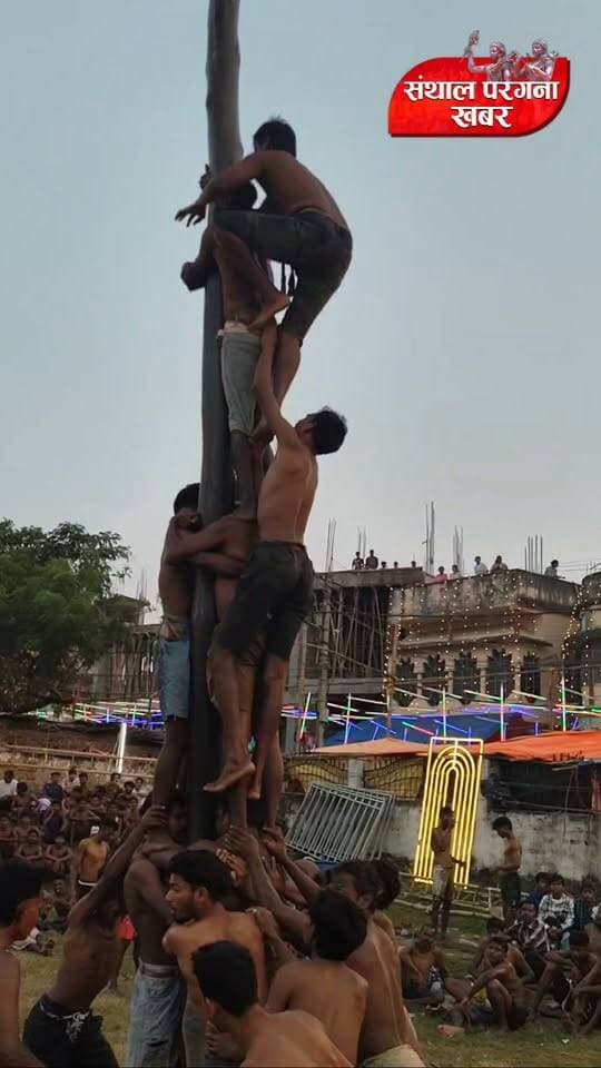 दुमका के यज्ञ मैदान में 9 टीमें हुईं नाकाम, अब मैदान में उतरी पिछले साल की विजेता चांदोपानी टीम!
दुर्गा पूजा के अवसर पर आयोजित घड़ा उतारो प्रतियोगिता में 13 टीमों ने हिस्सा लिया। ग्रीस लगे लकड़ी के ऊंचे खंभे पर चढ़कर पीतल का घड़ा उतारना किसी चुनौती से कम नहीं था।
एक के बाद एक 9 टीमें कोशिश करती रहीं, लेकिन कोई भी घड़े तक नहीं पहुंच सकी। घड़े को छूने पर विधायक डॉ. लुईस मरांडी की ओर से 2100 रुपये का इनाम भी रखा गया था।
अब बारी थी पिछले साल की विजेता चांदोपानी टीम की। क्या चांदोपानी की टीम इस बार भी घड़ा उतारकर इतिहास दोहरा पाई या उसे भी खाली हाथ लौटना पड़ा? इस रोमांचक मुकाबले का नतीजा जानने के लिए वीडियो को अंत तक जरूर देखें!
#Dumka #DurgaPuja #PotCompetition #Jharkhand #ViralVideo