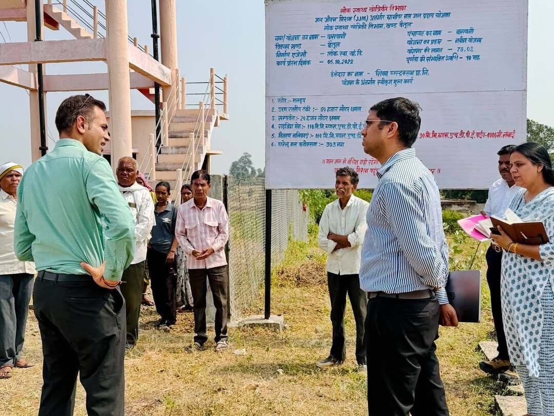 जल जीवन मिशन में आईओटी तकनीक से नल-जल योजनाओं की रियल-टाइम निगरानी
----------
कलेक्टर डॉ सोनवणे ने ग्राम बांसपानी में आईओटी आधारित स्मार्ट ऑटोमेशन प्रणाली का किया निरीक्षण, जिले की 831 हस्तांतरित योजनाओं में निर्बाध जलापूर्ति सुनिश्चित करने की पहल
---------
बैतूल, 22 अक्टूबर 2026। जल जीवन मिशन के अंतर्गत ग्रामीण क्षेत्रों में प्रत्येक परिवार को नियमित एवं सुरक्षित पेयजल उपलब्ध कराने तथा नल-जल योजनाओं के संचालन को अधिक प्रभावी, पारदर्शी एवं जवाबदेह बनाने की दिशा में बैतूल जिले में डिजिटल तकनीक का उपयोग किया जा रहा है। जिले में पूर्ण होकर ग्राम पंचायतों को हस्तांतरित की जा चुकी 831 ग्रामीण नल-जल प्रदाय योजनाओं में जलापूर्ति की सतत निगरानी एवं संचालन व्यवस्था को सुदृढ़ करने के लिए आईओटी आधारित स्मार्ट ऑटोमेशन प्रणाली स्थापित करने की पहल की गई है।
इसी क्रम में कलेक्टर डॉ. सौरभ संजय सोनवणे ने विकासखंड बैतूल के ग्राम बांसपानी पहुंचकर नल-जल प्रदाय योजना में स्थापित आईओटी उपकरण एवं स्मार्ट ऑटोमेशन प्रणाली की कार्यप्रणाली का प्रत्यक्ष निरीक्षण किया। इस दौरान उन्होंने मोटर-पंप के संचालन, विद्युत वोल्टेज एवं करंट, 50 हजार लीटर क्षमता वाली ओवरहेड टंकी के जलस्तर तथा कंट्रोल पैनल की कार्यप्रणाली का अवलोकन किया। उन्होंने प्रणाली के माध्यम से प्राप्त हो रहे तकनीकी आंकड़ों एवं ऑनलाइन निगरानी व्यवस्था की भी जानकारी ली।
केंद्रीकृत डैशबोर्ड से जिला स्तर पर होगी योजनाओं की निगरानी
नल-जल योजनाओं के संचालन में मोटर-पंप में खराबी, विद्युत वोल्टेज में उतार-चढ़ाव, जलस्रोत से संबंधित समस्याओं तथा संचालन संबंधी लापरवाही के कारण जलापूर्ति बाधित होने की स्थिति उत्पन्न हो सकती है। इन चुनौतियों को कम करने और योजनाओं की कार्यशीलता पर लगातार नजर रखने के उद्देश्य से आईओटी आधारित निगरानी प्रणाली विकसित की जा रही है।
इस प्रणाली के माध्यम से मोटर-पंप के चालू एवं बंद होने की स्थिति, पंपिंग अवधि, विद्युत वोल्टेज, करंट तथा ओवरहेड टंकी के जलस्तर जैसे महत्वपूर्ण तकनीकी मानकों की जानकारी सिम आधारित संचार व्यवस्था के जरिए सर्वर तक पहुंचती है। प्राप्त आंकड़ों को केंद्रीकृत वेब डैशबोर्ड से जोड़ा गया है। इसके माध्यम से जिला प्रशासन एवं लोक स्वास्थ्य यांत्रिकी विभाग के अधिकृत अधिकारी योजनाओं की स्थिति की ऑनलाइन निगरानी कर सकते हैं।
किसी योजना में मोटर-पंप बंद होने, विद्युत संबंधी असामान्य स्थिति अथवा जलस्तर में अपेक्षित सुधार नहीं होने जैसी परिस्थितियों की पहचान कर आवश्यक कार्रवाई करने में इससे मदद मिलेगी। निर्धारित मानकों के विपरीत वोल्टेज अथवा ड्राई-रन जैसी स्थिति उत्पन्न होने पर पंप को सुरक्षित करने के लिए ट्रिपिंग की व्यवस्था भी की जा सकती है। उपलब्ध व्यवस्था के अनुसार अधिकृत ऑपरेटर एवं अधिकारी मोबाइल एप के माध्यम से मोटर-पंप का संचालन भी कर सकते हैं।
ग्राम बांसपानी के 303 परिवारों को मिल रहा नल-जल योजना का लाभ
ग्राम बांसपानी में निर्मित नल-जल प्रदाय योजना के माध्यम से 303 ग्रामीण परिवारों को घरेलू नल कनेक्शन के जरिए पेयजल उपलब्ध कराया जा रहा है। यहां स्थापित आईओटी उपकरण के माध्यम से मोटर-पंप के संचालन एवं योजना के महत्वपूर्ण तकनीकी मानकों की निगरानी की जा रही है। इस तकनीक का उद्देश्य केवल उपकरणों की ऑनलाइन निगरानी तक सीमित नहीं है, बल्कि योजनाओं के नियमित संचालन, समय पर तकनीकी हस्तक्षेप, विद्युत एवं पंप संबंधी समस्याओं की शीघ्र पहचान और ग्रामीण परिवारों को बाधारहित पेयजल उपलब्ध कराने की व्यवस्था को मजबूत करना है।
नया गांव, सावंगा और खडला में भी किया निरीक्षण
कलेक्टर डॉ. सौरभ संजय सोनवणे ने भ्रमण के दौरान ग्राम पंचायत खडला के ग्राम नया गांव में सिरपुर पैटर्न के तहत किए जा रहे कार्य का निरीक्षण किया। उन्होंने कार्य की प्रगति का अवलोकन कर आवश्यक दिशा-निर्देश दिए। इसके पश्चात कलेक्टर ने ग्राम पंचायत सावंगा में मक्के की फसल का निरीक्षण किया तथा फसल की स्थिति एवं कृषि गतिविधियों की जानकारी ली।
कलेक्टर ने ग्राम पंचायत बांसपानी में लोक स्वास्थ्य यांत्रिकी विभाग द्वारा संचालित नल-जल योजना का भी निरीक्षण किया तथा योजना के संचालन एवं जलापूर्ति की स्थिति की जानकारी ली।
शेष योजनाओं में चरणबद्ध विस्तार के निर्देश
निरीक्षण के दौरान कलेक्टर डॉ सोनवणे ने लोक स्वास्थ्य यांत्रिकी विभाग के अधिकारियों को निर्देशित किया कि जिले की शेष हस्तांतरित नल-जल योजनाओं में आईओटी आधारित नियंत्रक स्थापित करने की कार्रवाई चरणबद्ध रूप से निर्धारित समय-सीमा में पूर्ण की जाए। साथ ही स्थापित उपकरणों की नियमित कार्यशीलता सुनिश्चित करने, प्राप्त सूचना पर त्वरित कार्रवाई करने तथा योजनाओं की निगरानी व्यवस्था को प्रभावी बनाए रखने पर जोर दिया।
निरीक्षण के दौरान कार्यपालन यंत्री, ग्रामीण यांत्रिकी सेवा श्री एस.एस. मरकाम, कार्यपालन यंत्री लोक स्वास्थ्य यांत्रिकी विभाग श्री वर्मा सहित संबंधित विभागों के अधिकारी-कर्मचारी, ग्राम पंचायत के सरपंच एवं ग्रामीणजन उपस्थित रहे।
00000