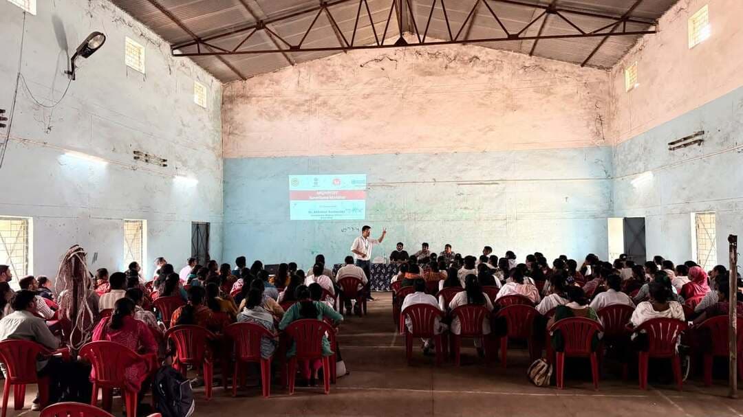 मेघनगर में VPD सर्विलेंस सुदृढ़ीकरण हेतु एक दिवसीय कार्यशाला का हुआ आयोजन
जिले के मेघनगर में वैक्सीन प्रिवेंटेबल डिजीज (VPD) अर्थात टीकाकरण से रोकी जा सकने वाली बीमारियों की निगरानी व्यवस्था को सुदृढ़ करने तथा इनसे संबंधित मामलों की समय पर पहचान एवं रिपोर्टिंग सुनिश्चित करने के उद्देश्य से जिले के मेघनगर विकासखंड में VPD Surveillance Strengthening Workshop का आयोजन किया गया।
मुख्य चिकित्सा एवं स्वास्थ्य अधिकारी, जिला झाबुआ द्वारा जारी निर्देशानुसार, विश्व स्वास्थ्य संगठन (WHO) के एसएमओ डॉ.अभिषेक बचोतिया द्वारा यह कार्यशाला आयोजित की गई। कार्यशाला का उद्देश्य स्वास्थ्य कर्मियों को VPD से संबंधित बीमारियों एवं घटनाओं की समय पर पहचान, रिपोर्टिंग तथा सर्विलांस व्यवस्था को प्रभावी बनाने के संबंध में प्रशिक्षित करना है।
कार्यशाला में जिला टीकाकरण अधिकारी डॉ.जी.एस.चौहान, जिला स्वास्थ्य अधिकारी डॉ. हेमंत देवड़ा, ब्लॉक मेडिकल ऑफिसर डॉ. विनोद नायक, बीईई अभिषेक बिलवाल, बीपीएम अनिल कुमार बिलवाल, बीसीएम अर्चना डावर, समस्त सेक्टर सुपरवाइजर, आशा सुपरवाइजर, कोल्ड चेन हैंडलर तथा समस्त सीएचओ, एएनएम एवं एमपीडब्ल्यू उपस्थित रहे।
Jansampark Madhya Pradesh CM Madhya Pradesh Indore Commissioner Directorate of Health Services, Madhya Pradesh #Jhabua #JansamparkMP