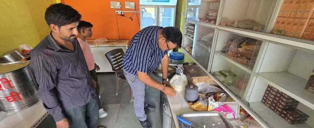 त्योहारों के मद्देनजर झकनावदा में खाद्य सुरक्षा एवं नापतौल विभाग की संयुक्त कार्रवाई
पांच खाद्य प्रतिष्ठानों से लिए नमूने, नापतौल संबंधी अनियमितताओं पर दो दुकानदारों के विरुद्ध प्रकरण दर्ज
मुख्यमंत्री डॉ. मोहन यादव के निर्देशानुसार आगामी त्योहारों के दृष्टिगत खाद्य पदार्थों में मिलावट की रोकथाम एवं उपभोक्ताओं के हितों के संरक्षण के लिए जिले में निरीक्षण एवं जांच की कार्रवाई की जा रही है। इसी क्रम में कलेक्टर डॉ. योगेश तुकाराम भरसट के निर्देशन में खाद्य सुरक्षा प्रशासन एवं नापतौल विभाग की संयुक्त टीम ने झकनावदा स्थित विभिन्न खाद्य प्रतिष्ठानों का निरीक्षण किया।
निरीक्षण के दौरान खाद्य पदार्थों की गुणवत्ता की जांच हेतु भव्य ट्रेडर्स से हल्दी पाउडर, चाय एवं टोस्ट, अमूल डेयरी एवं किराना से पनीर एवं घी तथा विश्वास किराना से टोस्ट एवं घी के नमूने लिए गए। इसके अतिरिक्त प्रदीप ट्रेडर्स से सोयाबीन तेल एवं अरिहंत किराना से मैगी के नमूने लिए गए।
संयुक्त कार्रवाई के अंतर्गत नापतौल विभाग द्वारा प्रदीप ट्रेडर्स एवं अरिहंत किराना का भी निरीक्षण किया गया। निरीक्षण में पैकेटबंद वस्तुओं पर अनिवार्य मानक घोषणाएं अंकित नहीं होने तथा असत्यापित तौल उपकरण पाए जाने पर संबंधित दुकानदारों के विरुद्ध प्रकरण पंजीबद्ध किए गए।
त्योहारों के दौरान खाद्य पदार्थों की गुणवत्ता सुनिश्चित करने, मिलावट पर प्रभावी अंकुश लगाने तथा उपभोक्ताओं को सुरक्षित खाद्य सामग्री उपलब्ध कराने के उद्देश्य से विभाग द्वारा निरीक्षण एवं जांच की कार्रवाई निरंतर जारी रहेगी।
संयुक्त कार्रवाई में खाद्य सुरक्षा अधिकारी, नापतौल निरीक्षक एवं नापतौल सहायक शामिल रहे।
Jansampark Madhya Pradesh CM Madhya Pradesh Indore Commissioner General Administration Department, MP #Jhabua #JansamparkMP