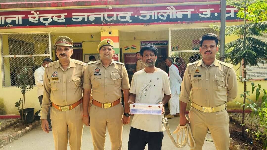 जालौन: रेंढर पुलिस को बड़ी सफलता, तमंचा और कारतूस के साथ युवक गिरफ्तार
जालौन, 22 अक्टूबर 2026 : थाना रेंढर पुलिस ने निरोधात्मक अभियान के तहत एक अभियुक्त को अवैध तमंचा व जिंदा कारतूस के साथ गिरफ्तार किया है।
पुलिस अधीक्षक सुरेश चंद रावत के निर्देशन में 21/22 अक्टूबर की रात उ0नि0 ओम सिंह की टीम ने कार्रवाई की। अभियुक्त अमित कुमार (36) पुत्र स्व0 माता प्रसाद, निवासी बघौरा, उरई को ग्राम भेदपुरा थाना रेंढर स्थित उसके ससुराल से पकड़ा गया। पत्नी प्रियंका की सूचना पर कमरे में तखत पर बैठे मिले।
मौके से 01 अदद तमंचा 315 बोर और 02 अदद जिंदा कारतूस बरामद हुए। थाना रेंढर पर मु0अ0सं0 99/2026 धारा 3/25 आर्म्स एक्ट में मुकदमा दर्ज कर कार्रवाई जारी है!!