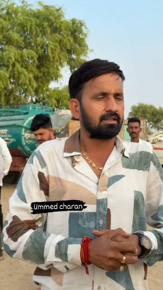 बाटाडू । जांदुओं की ढाणी में पशु बाड़े में करंट फैलने से रावताराम कड़वासरा एवं उनकी पत्नी वीरों देवी की मौत के बाद अशोक गोदारा ने घटनास्थल पहुँचकर शोकाकुल परिवार से मुलाकात की और संवेदना जताई।
गोदारा ने संबंधित अधिकारियों से दूरभाष पर बात कर घटना की निष्पक्ष जांच, जिम्मेदारों की जवाबदेही तय करने एवं पीड़ित परिवार को उचित मुआवजा देने की मांग की। उन्होंने कहा कि पीड़ित परिवार के साथ मजबूती से खड़े रहेंगे तथा न्याय दिलाने के लिए हरसंभव प्रयास करेंगे।