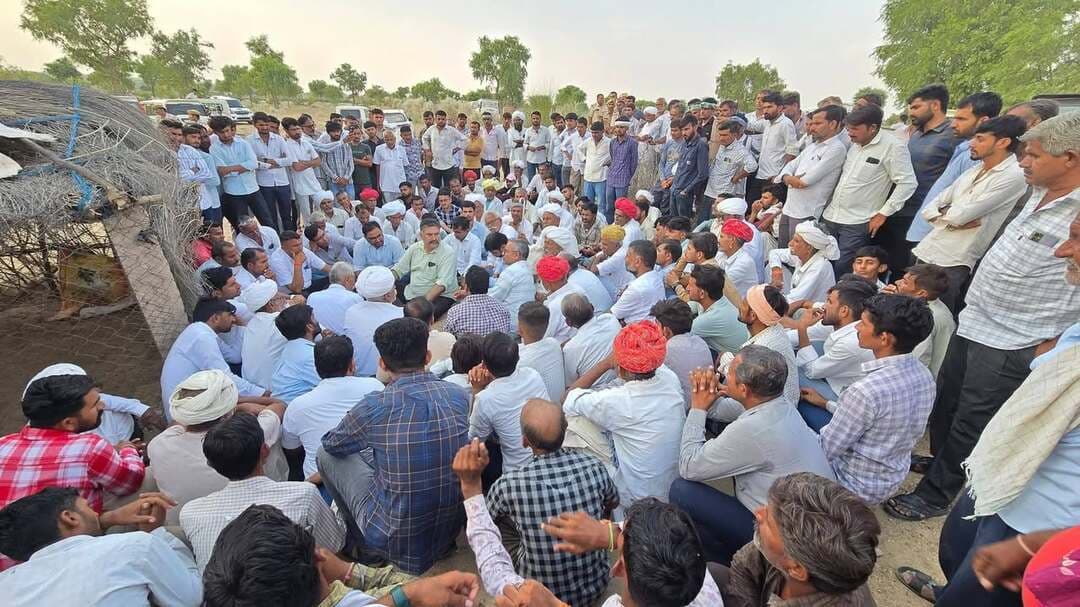 खींपसर: करंट की चपेट में आने से पति-पत्नी की दर्दनाक मौत, मुआवजे और कार्रवाई की मांग पर धरना जारी
जांदुओं की ढाणी, खींपसर में करंट की चपेट में आने से किसान रावताराम कड़वासरा और उनकी पत्नी की मौत के बाद ग्रामीणों एवं समाज के लोगों में आक्रोश है। घटना के बाद से ही ग्रामीण धरने पर बैठे हैं।
जानकारी के अनुसार, खेत के पास से गुजर रही हाईटेंशन लाइन गिरकर फेंसिंग के संपर्क में आ गई। किसान रावताराम कड़वासरा के पशु बाड़े में करंट फैलने से मवेशी चिल्लाने लगे। पशुओं को बचाने के लिए रावताराम बाड़े में पहुंचे, जहां वे करंट की चपेट में आ गए। पति की आवाज सुनकर उन्हें बचाने दौड़ी पत्नी भी करंट की चपेट में आ गईं। हादसे में दोनों की दर्दनाक मौत हो गई।
गुरुवार सुबह करीब 10 बजे हुए इस हादसे के बाद से धरना लगातार जारी है। परिजन और ग्रामीण उचित मुआवजा देने के साथ ही लापरवाह कार्मिकों के खिलाफ कार्रवाई की मांग पर अड़े हुए हैं।
धरनास्थल पर कांग्रेस जिलाध्यक्ष लक्ष्मण गोदारा, RLP नेता गजेंद्र चौधरी, रघुनाथ कड़वासरा, अशोक गोदारा, भाजपा नेता मनोहर सिंह पाबड़ा और बांकाराम धतरवाल सहित कई लोग मौजूद हैं।