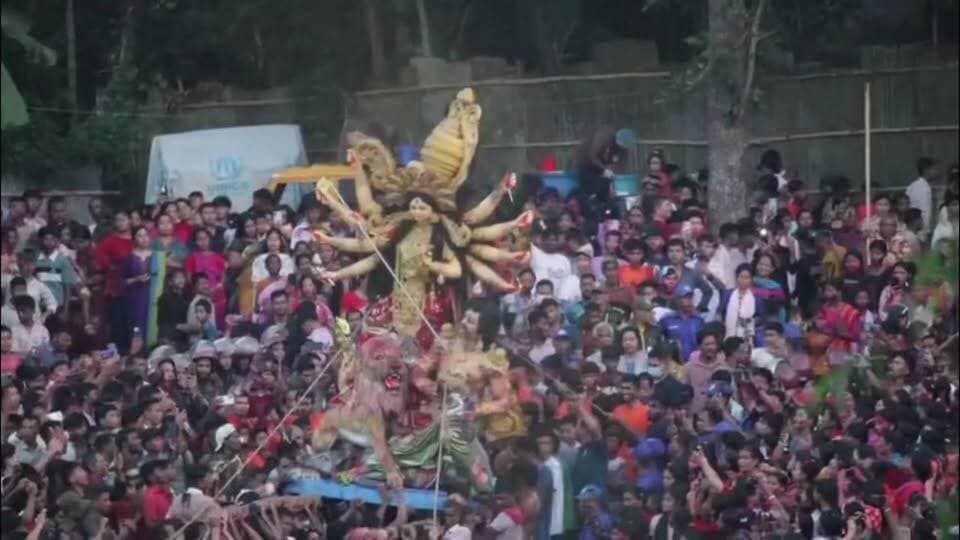 কাঁটাতারের বেড়া পেরিয়ে সম্প্রীতির সুর, ফেনী নদীতে দুর্গা প্রতিমা বিসর্জন, ফুটে উঠল দুই বাংলার আবেগ।।