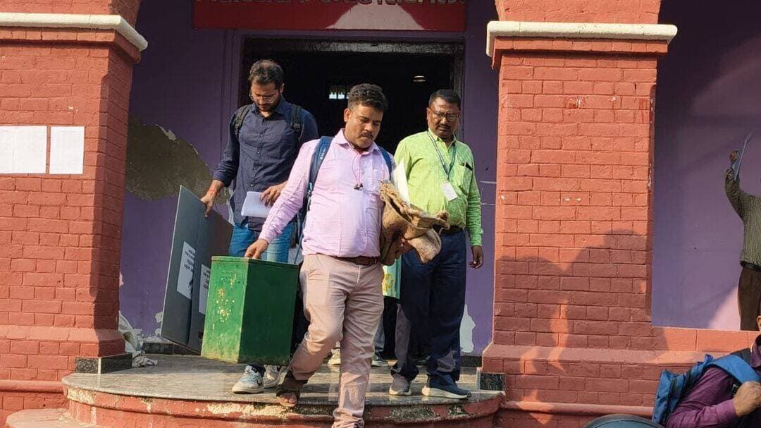 Bihar- शिक्षक-स्नातक निर्वाचन क्षेत्र के लिए कल मतदान, 34,608 मतदाता करेंगे वोट। शिक्षक-स्नातक चुनाव की तैयारी पूरी, नालंदा में 57 मतदान केंद्रों पर होगा मतदान।कल सुबह 8 से शाम 4 बजे तक मतदान, 27 अक्टूबर को पटना में होगी मतगणना।नालंदा से संवाददाता राकेश कुमार*