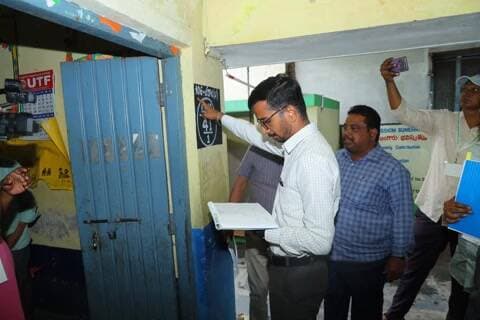 బాపట్ల: చీరాల: పేరాల పోలింగ్ కేంద్రాలను పరిశీలించిన జిల్లా కలెక్టర్