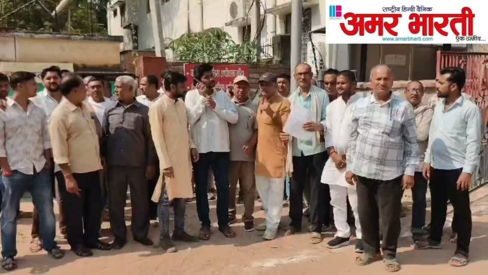 *बाँदा में दबंगई: पुलिस के सामने सीने पर तमंचा रखकर चलाई गोली, मिस होने से बची जान, पीड़ित ने SP से लगाई गुहार*
बाँदा।* जनपद के बिसंडा थाना क्षेत्र के कस्बा-औरन में दबंगों की गुंडागर्दी का सनसनीखेज मामला सामने आया है। आरोप है कि पुलिस की मौजूदगी में एक युवक की छाती में तमंचा लगाकर गोली चला दी गई। गनीमत रही कि गोली मिस हो गई, नहीं तो हत्या हो जाती। पीड़ित ने पुलिस अधीक्षक कार्यालय पहुंचकर न्याय की गुहार लगाई है।
*क्या है पूरा मामला -*
पीड़ित कुलदीप शिवहरे पुत्र रमेश शिवहरे निवासी कस्बा-औरन ने SP को दिए शिकायती पत्र में बताया कि 20 अक्टूबर की रात लगभग 10 बजे उसका छोटा भाई औरन के मैगी पॉइंट पर चाय पी रहा था। तभी वहाँ गोलू द्विवेदी पुत्र हरिनारायण द्विवेदी ने उसके साथ गाली-गलौज और मारपीट की।
भाई ने रात 9:32 बजे कुलदीप को फोन किया। कुलदीप ने तुरंत उसके परिजनों और चौकी प्रभारी को सूचना दी। पुलिस ने मौके पर आकर मामला शांत कराया।
आरोप है कि कुछ देर बाद आरोपी के परिजन घर से 6 जिंदा कारतूस और तमंचा लेकर आ गए और पुलिस को धक्का देते हुए कुलदीप की छाती पर तमंचा लगाकर फायर कर दिया।
कुलदीप का कहना है - *"पुलिस प्रशासन के सामने मेरे सीधा छाती में तमंचा चला दिए। गोली मिस हो गई, नहीं तो उस दिन मेरी हत्या कर देते।"*
*वीडियो में खुद कबूला - "गोली चलाई, मिस हो गया"*
पीड़ित का आरोप है कि घटना के बाद का एक वीडियो भी है जिसमें आरोपी पुलिस की मौजूदगी में कह रहा है - "मैंने गोली चलाई, गोली मिस हो गई है, मुझे एक मौका दीजिए फिर मार दूंगा।"
*FIR के बाद भी 3 आरोपी फरार*
इस मामले में बिसंडा पुलिस ने गोलू द्विवेदी को जेल भेज दिया है, लेकिन कुलदीप का आरोप है कि घटना के बाद मौके से भागे अन्य 3 अभियुक्त अभी भी फरार हैं।
पीड़ित ने प्रार्थना पत्र में यह भी लिखा है कि 21 अक्टूबर की सुबह 06 बजे देवी विसर्जन के समय आरोपियों ने अपने अन्य साथियों के साथ चौराहे पर उसे घेरकर फिर गाली-गलौज और जान से मारने की धमकी दी।
*दहशत में परिवार*
कुलदीप ने बताया कि आरोपी और उसका परिवार लगातार लाइसेंसी बंदूक लहराते हुए जान से मारने की धमकी दे रहा है। "हम लोगों के साथ कभी भी समय खून खराबा या हत्या की घटना घटित हो सकती है, हम लोग बहुत डरे और भयभीत हैं।"
*SP ने दिया आश्वासन*
22 अक्टूबर को SP कार्यालय पहुंचे कुलदीप को कप्तान साहब ने निष्पक्ष जांच और फरार तीन आरोपियों की जल्द गिरफ्तारी का आश्वासन दिया है। पीड़ित ने मांग की है कि सभी आरोपियों को जेल भेजा जाए और उसके परिवार को सुरक्षा दी जाए।