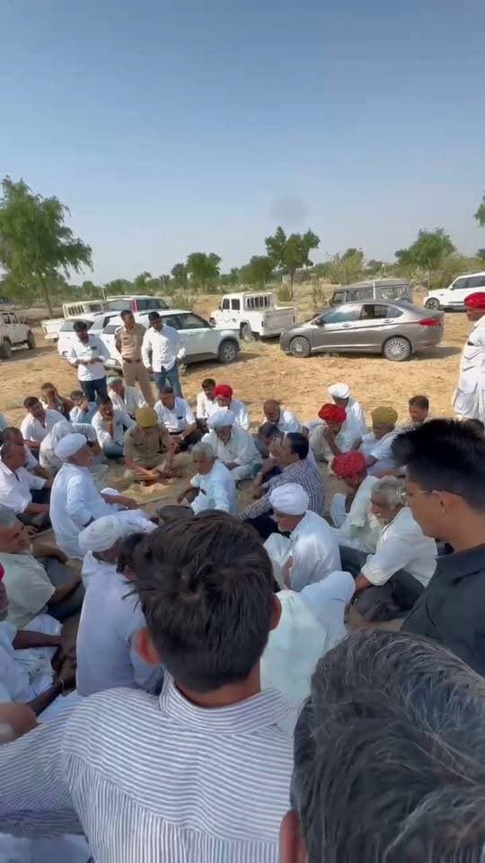 पशुओं के बाड़े में आया करंट....पति-पत्नी की मौ****त,घटना स्थल पहूंचे कांग्रेस प्रत्याशी रघुनाथ कड़वासरा।
RaghunathRam Karwasara Harish Chaudhary Laxman Singh Godara Ummeda Ram Beniwal