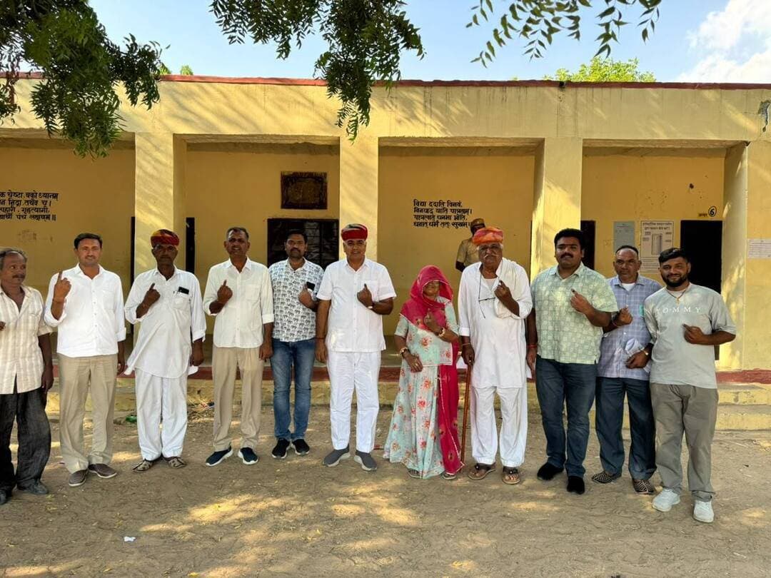 शेरगढ़ विधायक बाबू सिंह राठौड़ अपनी ग्राम पचांयत नाथड़ाऊ में पुरे परिवार के साथ पहुंचे वोट करने
Babusingh Rathore