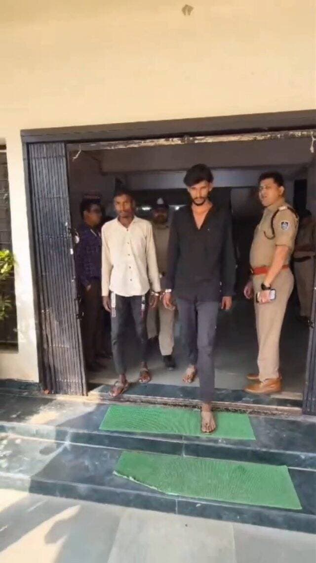 खरगोन के बड़वाह में कार चोरी के मामले में पुलिस ने दो आरोपियों को गिरफ्तार किया है। पुलिस के मुताबिक, चोरी की मारुति फ्रोंक्स सोनवाय टोल टैक्स के पास मिली। कार और चाबी जब्त कर दोनों आरोपियों को न्यायालय में पेश किया गया।