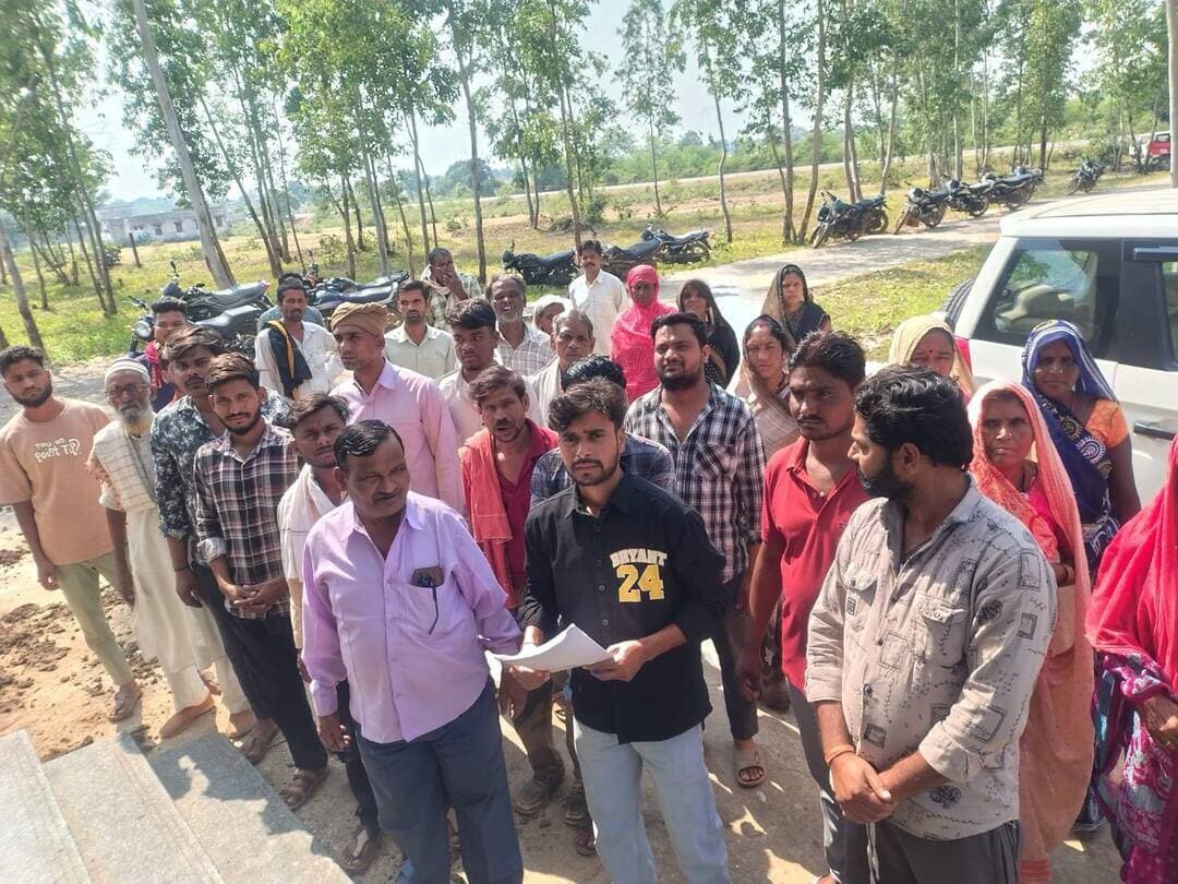 वर्षों से आशियाना बनाकर रह रहे परिवारों को आबादी भूमि घोषित होने का इंतजार!
📍 शाहनगर, जिला पन्ना (मध्यप्रदेश)
आखिर कब मिलेगी वर्षों से निवास कर रहे परिवारों को राहत?
शाहनगर क्षेत्र में कई ऐसे परिवार हैं, जो वर्षों से मकान बनाकर एक ही स्थान पर निवास कर रहे हैं, लेकिन संबंधित भूमि आज तक राजस्व अभिलेखों में आबादी भूमि के रूप में दर्ज नहीं हो सकी है। इसके चलते परिवारों को अपनी आवासीय भूमि की वैधानिक स्थिति स्पष्ट होने का इंतजार है।
🔹 शासन-प्रशासन के समक्ष उठाई आवाज
इस समस्या को लेकर कांग्रेस यूथ कांग्रेस ब्लॉक अध्यक्ष शुभम रजक के नेतृत्व में प्रभावित परिवारों के हित में आवेदन प्रस्तुत किया गया है। आवेदन के माध्यम से संबंधित भूमि की जांच, सीमांकन और राजस्व अभिलेखों का परीक्षण कर नियमानुसार आबादी भूमि घोषित करने की प्रक्रिया शुरू करने की मांग की गई है।
🔹 वर्षों से रह रहे परिवारों को है राहत की उम्मीद
प्रभावित परिवार चाहते हैं कि प्रशासन उनकी समस्या को गंभीरता से लेते हुए भूमि की वास्तविक स्थिति और पात्रता की जांच करे। इसके बाद नियमानुसार आवश्यक कार्रवाई कर उन्हें आवासीय अधिकार दिलाने की दिशा में कदम उठाए जाएं।
अब बड़ा सवाल—वर्षों से जिस जमीन पर परिवार अपना आशियाना बनाकर रह रहे हैं, उसे आबादी भूमि घोषित करने की प्रक्रिया कब शुरू होगी?
फिलहाल, प्रभावित परिवारों की उम्मीदें शासन-प्रशासन की कार्रवाई पर टिकी हुई हैं। अब देखना होगा कि संबंधित विभाग इस मामले में क्या कदम उठाता है और परिवारों को कब तक राहत मिल पाती है।
मुख्य मांग: संबंधित भूमि की जांच एवं सीमांकन कर पात्र परिवारों के हित में नियमानुसार आबादी भूमि घोषित करने की प्रक्रिया शुरू की जाए।
आपकी राय: क्या वर्षों से निवास कर रहे पात्र परिवारों की आवासीय भूमि की स्थिति स्पष्ट करने के लिए प्रशासन को प्राथमिकता से कार्रवाई करनी चाहिए? अपनी राय कमेंट में जरूर बताएं।
शाहनगर और पन्ना जिले की सटीक एवं निष्पक्ष खबरों के लिए हमारे फेसबुक पेज Gajendra singh को फॉलो करें।
#Shahnagar #PannaNews #आबादीभूमि #जनसमस्या #मध्यप्रदेशसमाचार