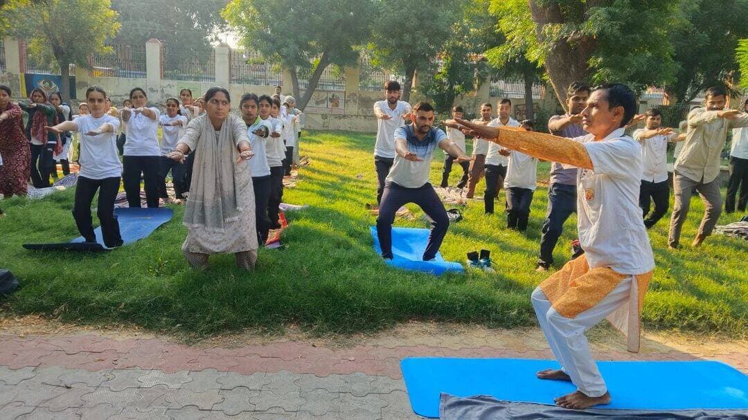लोहिया कॉलेज में योग विज्ञान का पांच दिवसीय शिविर शुरू
यौगिक क्रियाओं से परम सत्ता से एकाकार होने की अनुभूति ही योग-योगाचार्य सैनी
चूरूः राजकीय लोहिया कॉलेज स्थित वर्धमान महावीर खुला विश्वविद्यालय के अध्ययन केंद्र पर योग विज्ञान डिप्लोमा विद्यार्थियों का पांच दिवसीय प्रायोगिक संपर्क शिविर का शुभारंभ गुरुवार को हुआ। अध्ययन केंद्र समन्वयक डॉ. उम्मेद गोठवाल ने शिविर का निरीक्षण कर व्यवस्थाओं का जायजा लिया। शिविर में योगाचार्य डॉ. शंकरलाल सैनी व ओमप्रकाश ने विद्यार्थियों को विभिन्न योगासन, प्राणायाम और योग के सैद्धांतिक व व्यावहारिक प्रशिक्षण की जानकारी दी और योग क्रियाएं करवाई। इस अवसर पर योगाचार्य सैनी ने कहा कि महर्षि पतंजलि के अनुसार योग चित्त की वृत्तियों का निरोध है। योग आत्मिक शांति और स्वयं की खोज का माध्यम है। योग काउंसलर ओमप्रकाश ने विद्यार्थियों को नियमित योगाभ्यास अपनाकर स्वस्थ जीवन जीने के लिए प्रेरित किया। प्राचार्य डॉ. मंजू शर्मा ने बताया कि कॉलेज के वीएमओयू अध्ययन केंद्र पर एक वर्षीय योग डिप्लोमा की सुविधा उपलब्ध है, जिससे क्षेत्र के विद्यार्थियों को बाहर नहीं जाना पड़ता है। इस अवसर पर भंवरलाल वर्मा, बीरबल, संदीप सहित अनेक लोग मौजूद रहे। <nis:link nis:type=tag nis:id=follower nis:value=follower nis:enabled=true nis:link/> <nis:link nis:type=tag nis:id=nonfollowers nis:value=nonfollowers nis:enabled=true nis:link/> <nis:link nis:type=tag nis:id=fb nis:value=fb nis:enabled=true nis:link/>
<nis:link nis:type=tag nis:id=viralpost nis:value=viralpost nis:enabled=true nis:link/> <nis:link nis:type=tag nis:id=viral nis:value=viral nis:enabled=true nis:link/> <nis:link nis:type=tag nis:id=trending nis:value=trending nis:enabled=true nis:link/> <nis:link nis:type=tag nis:id=facebookpost nis:value=facebookpost nis:enabled=true nis:link/> <nis:link nis:type=tag nis:id=facebookviral nis:value=facebookviral nis:enabled=true nis:link/> <nis:link nis:type=tag nis:id=highlights nis:value=highlights nis:enabled=true nis:link/>
<nis:link nis:type=tag nis:id=shankarkatariya nis:value=ShankarKatariya nis:enabled=true nis:link/> <nis:link nis:type=tag nis:id=lohiyacollagechuru nis:value=lohiyacollagechuru nis:enabled=true nis:link/>