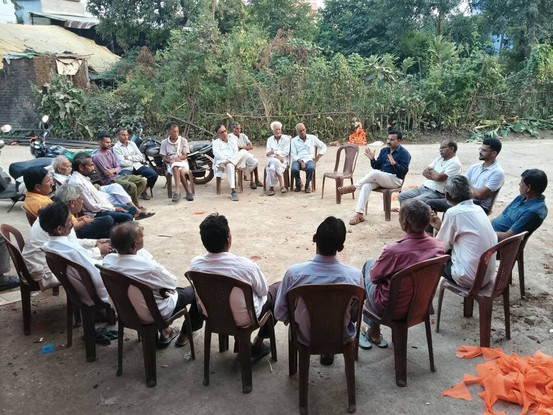 <nis:link nis:type=tag nis:id=बालाघाट nis:value=बालाघाट nis:enabled=true nis:link/>
पीपरझिरी में किसानों को दी उन्नत कृषि तकनीकों की जानकारी
डीएसआर पद्धति, प्राकृतिक खेती और जैविक कीट नियंत्रण के उपाय बताए
ग्राम पीपरझिरी में कृषि विभाग द्वारा किसानों को उन्नत कृषि तकनीकों, प्राकृतिक खेती एवं फसलों में कीट नियंत्रण के उपायों की जानकारी दी गई। इस दौरान उप संचालक कृषि श्री फूलसिंह मालवीय एवं सहायक संचालक कृषि श्री राजेश कुमार खोबरागड़े ने किसानों को धान की सीधी बुवाई (डीएसआर) पद्धति, प्राकृतिक खेती तथा खेत बचाओ कार्यक्रम के संबंध में विस्तार से जानकारी प्रदान की।
अधिकारियों ने किसानों को प्राकृतिक खेती में नीमास्त्र एवं ब्रह्मास्त्र के उपयोग और उनके लाभों के बारे में बताया। उन्होंने फसलों में लगने वाले कीटों की रोकथाम के लिए प्राकृतिक उपाय अपनाने तथा रासायनिक कीटनाशकों पर निर्भरता कम करने के संबंध में भी जानकारी दी। इस दौरान किसानों को खेत बचाओ कार्यक्रम के उद्देश्यों, कृषि विभाग द्वारा संचालित विभिन्न योजनाओं तथा उन्नत कृषि पद्धतियों को अपनाकर खेती को लाभकारी बनाने के उपायों से अवगत कराया गया। अधिकारियों ने किसानों से आधुनिक एवं प्राकृतिक कृषि तकनीकों को अपनाने और उपलब्ध कृषि योजनाओं का लाभ लेने की अपील की।
<nis:link nis:type=tag nis:id=cmmadhyapradesh nis:value=CMMadhyaPradesh nis:enabled=true nis:link/> <nis:link nis:type=tag nis:id=jansamparkmp nis:value=JansamparkMP nis:enabled=true nis:link/> <nis:link nis:type=tag nis:id=minmpkrishi nis:value=minmpkrishi nis:enabled=true nis:link/>