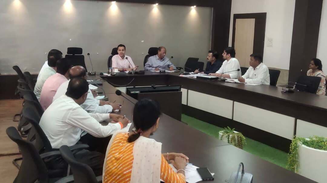 #बालाघाट
धान खरीदी की तैयारियों की कलेक्टर ने की समीक्षा
गोदामों का चिन्हांकन, बारदानों की व्यवस्था और राइस मिलर्स से अनुबंध करने के निर्देश
कलेक्टर श्री आदित्य सिंह की अध्यक्षता में 22 अक्टूबर को जिला उपार्जन समिति की बैठक आयोजित की गई। बैठक में समर्थन मूल्य पर धान खरीदी के लिए उपार्जन केंद्रों की व्यवस्था, धान का परिवहन, गोदामों एवं ओपन कैप में भंडारण तथा कस्टम मिलिंग की तैयारियों की समीक्षा की गई।
कलेक्टर श्री सिंह ने अधिकारियों को निर्देश दिए कि धान के सुरक्षित भंडारण के लिए आवश्यकता के अनुसार गोदामों का चिन्हांकन समय पर कर लिया जाए। किसानों से खरीदे जाने वाले धान की कस्टम मिलिंग के लिए राइस मिलर्स से शीघ्र अनुबंध करने के निर्देश भी दिए। उन्होंने कहा कि ऐसी व्यवस्था बनाई जाए, जिससे राइस मिलर्स उपार्जन केंद्रों से सीधे धान का उठाव कर मिलिंग कर सकें। राइस मिलर्स को उनकी मिलिंग क्षमता के अनुसार ही धान उपलब्ध कराया जाए। साथ ही, धान खरीदी के लिए पर्याप्त बारदानों की व्यवस्था सुनिश्चित करने के निर्देश दिए।
कलेक्टर श्री सिंह ने कहा कि धान खरीदी से संबंधित सभी तैयारियां निर्धारित समय-सीमा में पूरी कर ली जाएं, ताकि उपार्जन के दौरान किसानों को किसी प्रकार की परेशानी न हो। उन्होंने कस्टम मिलिंग के संबंध में राइस मिलर्स के साथ शीघ्र बैठक आयोजित करने के निर्देश भी दिए।
बैठक में अपर कलेक्टर श्री डी.पी. बर्मन, कृषि उपसंचालक श्री फूलसिंह मालवीय, जिला आपूर्ति अधिकारी श्री संत कुमार भलावी, जिला सहकारी केंद्रीय बैंक के महाप्रबंधक श्री अभिनव सिंह बघेल, वेयरहाउस के जिला प्रबंधक श्री पटले, नागरिक आपूर्ति निगम के अधिकारी तथा उपार्जन समिति के सदस्य अधिकारी उपस्थित थे।
#CMMadhyaPradesh
#CooperativeDept #JansamparkMP #minmpkrishi