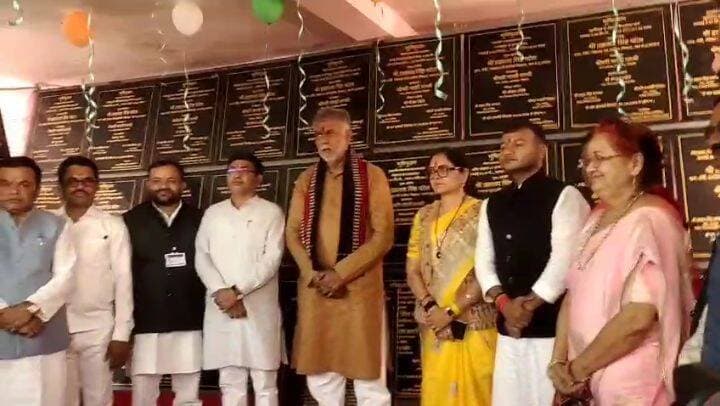 मंत्री श्री पटेल ने गर्रा में ई-लायब्रेरी का उद्घाटन किया और 124 करोड के विकास कार्यों का लोकार्पण एवं भूमिपूजन किया
कोई भी मजरा-टोला सडक से वंचित नही रहेगा --- मंत्री श्री प्रहलाद पटेल
बालाघाट, 22 अक्टूबर 2026। मध्यप्रदेश शासन के पंचायत एवं ग्रामीण विकास तथा श्रम मंत्री श्री प्रहलाद सिंह पटेल ने 22 अक्टूबर को बालाघाट जिले के प्रवास के दौरान लालबर्रा विकासखंड की ग्राम पंचायत गर्रा में नवनिर्मित ई-लायब्रेरी का उद्घाटन किया। इस अवसर पर उन्होंने 124 करोड़ 06 लाख रुपये की लागत के निर्माण कार्यों का लोकार्पण एवं भूमिपूजन किया। साथ ही, उन्होंने जिला सरपंच संघ के सम्मेलन को भी संबोधित किया।
इस अवसर पर बालाघाट-सिवनी लोकसभा क्षेत्र की सांसद श्रीमती भारती पारधी, विधायक श्री राजकुमार कर्राहे, श्री विवेक विक्की पटेल, जिला पंचायत उपाध्यक्ष श्री राजा लिल्हारे, जिला पंचायत सीईओ सुश्री तनुश्री मीणा, शिक्षाविद् श्रीमती लता ऐलकर, श्री अभय सेठिया, अखिल भारतीय पंचायत परिषद के प्रदेश अध्यक्ष श्री अशोक सिंह सेंगर, जिला पंचायत सदस्य श्री डूलेंद्र ठाकरे, सरपंच संघ के जिला अध्यक्ष एवं ग्राम पंचायत गर्रा के सरपंच श्री वैभव बिसेन, श्री विशाल बिसेन, अन्य जनप्रतिनिधि एवं अधिकारीगण उपस्थित थे।