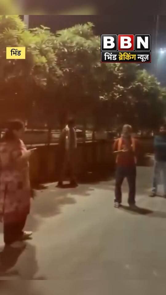 भिंड में नो एंट्री में घुसे ट्रक-डंपर चालकों को पुलिस की समझाइश, दोबारा उल्लंघन पर कार्रवाई की चेतावनी
भिंड: शहर में यातायात व्यवस्था को दुरुस्त रखने और सड़क दुर्घटनाओं पर अंकुश लगाने के लिए कोतवाली पुलिस ने नो एंट्री में प्रवेश करने वाले ट्रक और डंपर चालकों के खिलाफ सख्ती दिखाई। थाना प्रभारी अनीता गुर्जर ने शहर के अंदर से निकल रहे भारी वाहनों को रुकवाकर चालकों को यातायात नियमों का पालन करने की समझाइश दी।पुलिस ने सभी ट्रक-डंपर चालकों को एक लाइन में खड़ा कर चेतावनी दी कि भारी वाहन शहर के अंदर से निकालने के बजाय बाईपास मार्ग का उपयोग करें। इस दौरान पुलिस ने वाहनों की फोटो भी ली और स्पष्ट किया कि दोबारा नो एंट्री में प्रवेश करने पर चालानी कार्रवाई की जाएगी। नियमों का उल्लंघन करने पर वाहन जब्त करने सहित सख्त कार्रवाई की चेतावनी भी दी गई।
कोतवाली पुलिस ने चालकों को समझाइश देकर फिलहाल छोड़ दिया। पुलिस की इस कार्रवाई का उद्देश्य शहर की यातायात व्यवस्था बेहतर बनाना और भारी वाहनों के कारण होने वाली संभावित दुर्घटनाओं को रोकना है।
#BhindCity #facebookpost #fypシ゚ #fightcoronavirus #FacebookPage
SP BHIND PRO Bhind Shiv Pratap Singh Rajawat Brajendra Singh Sengar Gwalior Breaking