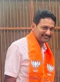 पीलीबंगा व्यापार मंडल चुनाव: गौशाला उपाध्यक्ष पद पर पुनीत लखोटिया निर्विरोध निर्वाचित
#lalbahadirbhakhar #pilibanga #hanumangarh #PolicalNews #व्यापार_मंडल_पीलीबंगा #पुनीत_लखोटिया #गौशाला
पीलीबंगा (विशेष संवाददाता लालबहादुर भाखर)।
कस्बे के व्यापार मंडल से संबद्ध प्रमुख सामाजिक व व्यापारिक संस्थाओं के त्रैवार्षिक चुनाव प्रक्रिया के अंतर्गत श्री गौशाला समिति में उपाध्यक्ष पद पर युवा समाजसेवी व व्यापारी नेता पुनीत लखोटिया को सर्वसम्मति से निर्विरोध निर्वाचित घोषित किया गया है। उनके निर्विरोध निर्वाचन पर समूचे व्यापारिक वर्ग और सामाजिक संगठनों में उत्साह का माहौल है।
सर्वसम्मति से बनी सहमति
व्यापार मंडल के तत्वावधान में आयोजित इस चुनावी प्रक्रिया में संस्था के विकास और सुचारू संचालन को लेकर विचार-विमर्श किया गया। उपस्थित वरिष्ठ व्यापारियों और प्रबुद्ध नागरिकों ने गौशाला के उपाध्यक्ष पद के लिए पुनीत लखोटिया के नाम पर आम सहमति जताई। अन्य किसी दावेदार के मैदान में न होने के कारण चुनाव संचालन समिति ने उन्हें विधिवत रूप से निर्विरोध विजयी घोषित किया।
गौसेवा और आधुनिक प्रबंधन रहेगा प्राथमिकता: लखोटिया
निर्वाचन के पश्चात नवनिर्वाचित उपाध्यक्ष पुनीत लखोटिया ने व्यापार मंडल के सभी वरिष्ठ सदस्यों, व्यापारी बंधुओं और गौसेवकों के प्रति आभार प्रकट किया। उन्होंने कहा, "गौसेवा भारतीय संस्कृति का मूल आधार है। व्यापार मंडल और समाज ने मुझ पर जो विश्वास जताया है, उस पर खरा उतरते हुए गौशाला में गौवंश के बेहतर संरक्षण, पौष्टिक आहार, आधुनिक चिकित्सा और शेड विस्तार के कार्यों को प्राथमिकता दी जाएगी।"
लखोटिया के उपाध्यक्ष बनने की घोषणा के साथ ही कस्बे के गणमान्य नागरिकों, व्यापार मंडल के पदाधिकारियों और समर्थकों ने उन्हें फूल-मालाओं व साफा पहनाकर हार्दिक बधाई दी और मुंह मीठा कराकर जश्न मनाया। इस अवसर पर व्यापार मंडल और गौशाला समिति के कई प्रमुख पदाधिकारी एवं बड़ी संख्या में क्षेत्र के व्यापारी उपस्थित रहे।