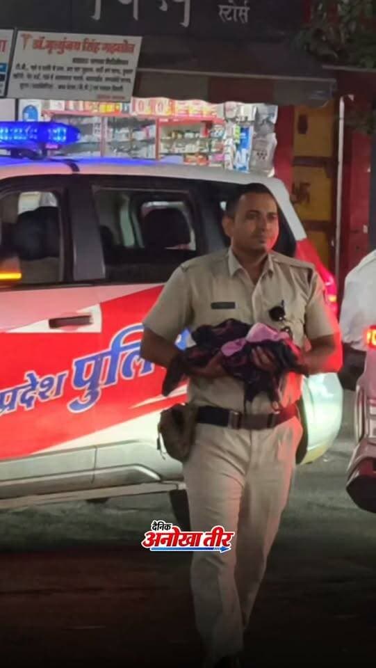 🚨 हरदा ब्रेकिंग न्यूज़ | नवजात बच्ची मिलने से मचा हड़कंप!
हरदा के अस्पताल चौराहे पर बाथरूम के पास महज 3 दिन की नवजात बच्ची मिली। 👶 बच्ची को अकेला देखकर लोगों ने अधिकारियों को सूचना दी। मौके पर पहुंची पुलिस बच्ची को अस्पताल लेकर पहुंची।
आखिर इतनी छोटी बच्ची को वहां कौन छोड़ गया? इसके पीछे की वजह फिलहाल सामने नहीं आई है। मामले की जांच जारी है।
🙏 बच्ची की सुरक्षा और अच्छे स्वास्थ्य की कामना करते हैं।
📍 Anokha Harda — हर खबर, हरदा की!
#Harda #HardaNews #BreakingNews #MadhyaPradesh #AnokhaHarda