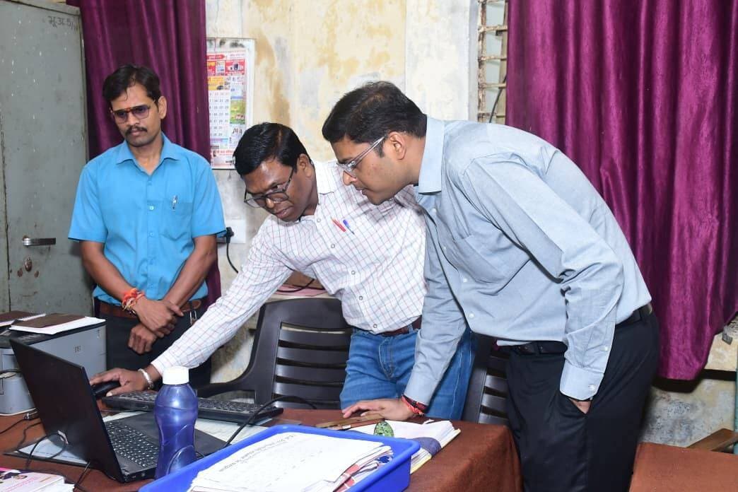कलेक्टर ने कलेक्ट्रेट की शाखाओं का किया औचक निरीक्षण, दो शाखाओं को नोटिस
स्वच्छता, अभिलेखों के रखरखाव और कार्यालयीन व्यवस्थाओं में सुधार के निर्देश
अनोखा तीर, हरदा। कलेक्टर कुमार सत्यम ने गुरुवार को कलेक्ट्रेट की विभिन्न शाखाओं का औचक निरीक्षण कर साफ-सफाई, अभिलेखों के संधारण और कार्यालयीन व्यवस्थाओं का जायजा लिया। अव्यवस्थाएं मिलने पर नाजिर शाखा के प्रभारी और नकल शाखा के संबंधित प्रभारी अधिकारी को कारण बताओ नोटिस जारी करने के निर्देश दिए।
कलेक्टर ने जिला सूचना एवं विज्ञान केंद्र, अपर कलेक्टर कार्यालय, लोक सेवा केंद्र, भू-अभिलेख, आदिम जाति कल्याण, पिछड़ा वर्ग कल्याण, योजना एवं आर्थिक सांख्यिकी, जनगणना, नागरिक आपूर्ति, आबकारी, जिला शिक्षा केंद्र, मत्स्य पालन, महिला एवं बाल विकास, निर्वाचन शाखा, जिला कोषालय, उप पंजीयक कार्यालय और रिकॉर्ड रूम सहित विभिन्न शाखाओं का निरीक्षण किया।
निरीक्षण के दौरान कलेक्ट्रेट में साफ-सफाई एवं व्यवस्थाएं संतोषजनक नहीं मिलने पर नाजिर को नोटिस जारी करने के निर्देश दिए। वहीं, नकल शाखा में फोटोकॉपी मशीन उपलब्ध नहीं होने और अभिलेखों की प्रतियां बाहर की दुकानों से कराए जाने की जानकारी मिलने पर संबंधित प्रभारी अधिकारी को भी नोटिस जारी करने के लिए कहा।
कलेक्टर ने पारदर्शिता एवं सुरक्षा के लिए आवश्यक स्थानों पर सीसीटीवी कैमरे चालू रखने तथा उप पंजीयक कार्यालय में कैमरे लगवाने के निर्देश दिए। साथ ही सभी कार्यालयों में कर्मचारियों की उपस्थिति सार्थक ऐप से दर्ज कराने, अभिलेखों का व्यवस्थित संधारण करने और कार्यस्थलों पर स्वच्छता बनाए रखने को कहा।
उन्होंने स्पष्ट किया कि कार्यालयीन व्यवस्थाओं में लापरवाही बर्दाश्त नहीं की जाएगी। निरीक्षण के दौरान अपर कलेक्टर पुरुषोत्तम कुमार सहित संबंधित अधिकारी एवं कर्मचारी उपस्थित रहे।