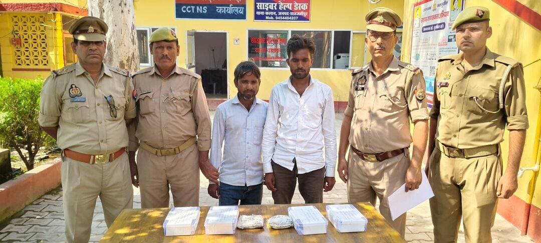 शाहजहांपुर: थाना कलान पुलिस ने दो मादक पदार्थ तस्करों को गिरफ्तार किया है। पुलिस ने परशुरामपुरी थाना क्षेत्र के रहने वाले सराेज और राम मोहन को गिरफ्तार किया है। जिनके पास से 268 ग्राम अफीम, नकदी, मोबाइल और एक बाइक बरामद हुई है।