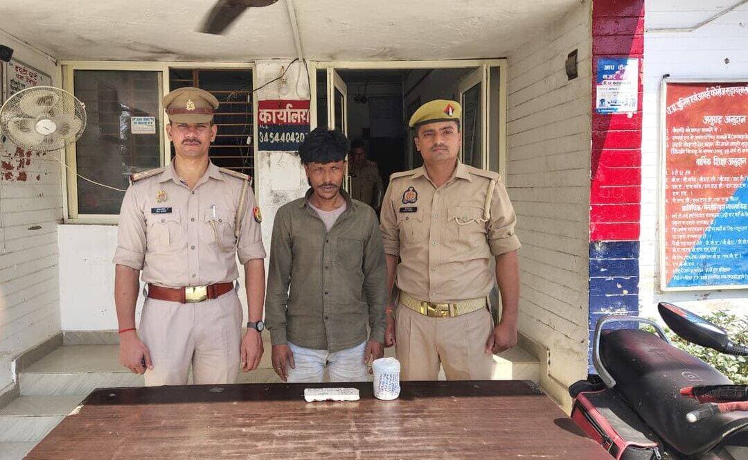 शाहजहांपुर: थाना जैतीपुर पुलिस ने एक मादक पदार्थ तस्कर को गिरफ्तार किया है।पुलिस ने बरेली जिले के अलीगंज थाना क्षेत्र के रहने वाले शेर सिंह को गिरफ्तार किया है। जिसके पास से 50 ग्राम स्मैक, मोबाइल, नकदी और तस्करी में इस्तेमाल की जा रही बाइक भी बरामद हुई है।