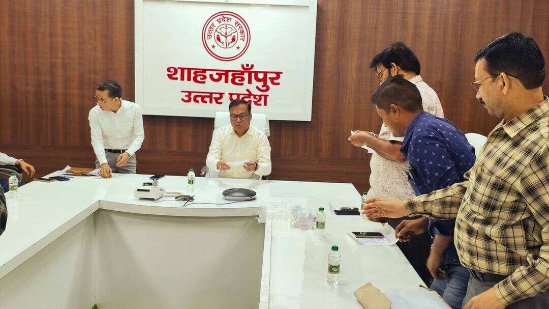 शाहजहांपुर: जिलाधिकारी/जिला निर्वाचन अधिकारी धर्मेंद्र प्रताप सिंह की अध्यक्षता में कलेक्ट्रेट स्थित वीसी कक्ष में राजनीतिक दलों के पदाधिकारियों की उपस्थिति में बरेली-मुरादाबाद खंड शिक्षक निर्वाचन के अंतर्गत मतदान दलों का रैण्डमाइजेशन किया गया। रैण्डमाइजेशन के माध्यम से मतदान दलों को मतदेय स्थलों का आवंटन किया गया।