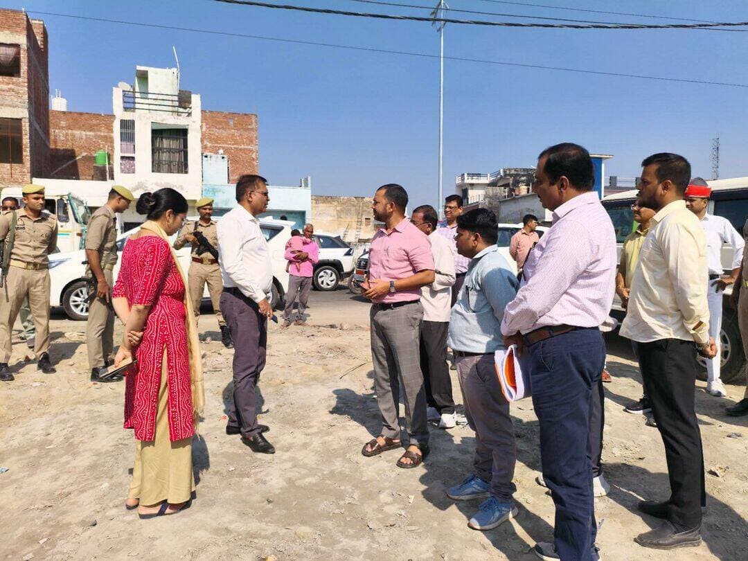 शाहजहांपुर: जिलाधिकारी धर्मेंद्र प्रताप सिंह ने 1544.86 लाख रुपये की लागत से बनने वाले सदर तहसील के अनावासीय भवनों के निर्माण स्थल का निरीक्षण किया। उन्होंने कार्यदायी संस्था को निर्देश दिए कि बाउंड्री वॉल, नाली निर्माण एवं मिट्टी भराई का कार्य शीघ्र प्रारंभ कराया जाए।