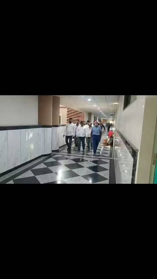 सीएम मूंदड़ा अस्पताल का निरीक्षण -मैनेजमेंट द्वारा
बीकानेर। बीकानेर सीएम मूंधड़ा हॉस्पिटल की व्यवस्था को और अच्छी बनाने को लेकर गुरुवार को दिन में राउंड पर निकले मैनेजमेंट से जुड़े ट्रस्टी मेम्बर समाज सेवी द्वारा एवं हॉस्पिटल द्वारा नियुक्त निरीक्षण दल ने किया निरीक्षण।
बीकानेर सीएम मूंधड़ा अस्पताल का रोज होता है निरीक्षण जिसमे साफ-सफाई व्यवस्था सुरक्षा को देखते हुए निरीक्षण दल द्वारा किया गया निरिक्षण ।
निरीक्षण में शामिल रिटायर्ड एकाउंट ऑफिसर विनोद जोशी ,ऋषि राज रामावत, यशपाल गहलोत ,भवानी आचार्य सहित आदि टीम द्वारा अलग-अलग वार्डो की व्यस्थाओ का लिया जायजा और साफ सफाई के दिए दिशा निर्दश।