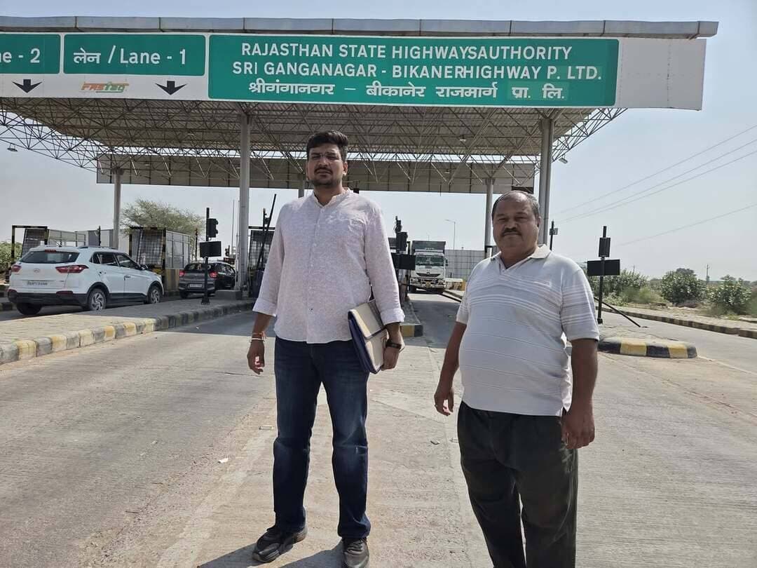 टोल प्लाजा के धर्मकांटों पर विशेष निरीक्षण अभियान, अनियमितताएं मिलने पर 56 हजार रुपये का जुर्माना
श्रीगंगानगर-बीकानेर राजमार्ग प्राइवेट लिमिटेड के धर्मकांटे असत्यापित पाए जाने पर डिस्प्ले बोर्ड और धर्मकांटे सीज
बीकानेर, 22 अक्टूबर। उपभोक्ताओं एवं वाहन चालकों के हितों की रक्षा के लिए उपभोक्ता मामले विभाग द्वारा विधिक माप विज्ञान अधिनियम, 2009 तथा राजस्थान विधिक माप विज्ञान (प्रवर्तन) नियम, 2011 के तहत जिले में लगातार दो दिन विशेष निरीक्षण अभियान संचालित किया गया। इस अभियान के तहत विधिक माप विज्ञान अधिकारी श्री दीपक पूनिया के नेतृत्व में गठित विभागीय जांच दल ने जिले में कुल तीन स्थानों पर धर्मकांटों का निरीक्षण किया। विधिक माप विज्ञान अधिकारी श्री दीपक पूनिया ने बताया कि अभियान के दौरान भारतीय राष्ट्रीय राजमार्ग प्राधिकरण (NHAI) एवं राजस्थान राज्य राजमार्ग प्राधिकरण से संबंधित टोल प्लाजा के धर्मकांटों (वेब्रिज) का औचक निरीक्षण किया गया।
निरीक्षण के दौरान श्रीगंगानगर-बीकानेर राजमार्ग प्राइवेट लिमिटेड, छतरगढ़ रोड स्थित धर्मकांटे असत्यापित पाए गए। इस पर विभाग द्वारा कुल 56,000 रुपये का जुर्माना लगाया गया। साथ ही, डिस्प्ले बोर्ड सीज करने के साथ धर्मकांटों को भी सीज किया गया।टोल प्लाजा पर स्थापित इन-मोशन धर्मकांटों का सत्यापन नहीं होने से वजन मापन में अनियमितताओं तथा ओवरलोडिंग की स्थिति में अनुचित वसूली की आशंका बनी रहती है। इस संबंध में टोल प्लाजा प्रबंधन को धर्मकांटों का नियमानुसार सत्यापन करवाने के लिए पाबंद किया गया है।
वहीं, खारा टोल प्लाजा एवं बडेरा टोल प्लाजा पर निरीक्षण के दौरान सभी धर्मकांटे विधिवत सत्यापित पाए गए तथा किसी प्रकार की अनियमितता नहीं मिली।अभियान का उद्देश्य उपभोक्ता अधिकारों की रक्षा करना, वजन मापन में पारदर्शिता सुनिश्चित करना तथा आमजन एवं वाहन चालकों के हितों का संरक्षण करना है।
श्री पूनिया ने बताया कि विभाग द्वारा आगामी दिनों में ज़िले के सभी टोल प्लाजा एवं निजी धर्मकांटों की नियमित जांच जारी रखी जाएगी। अनियमितताएं पाए जाने पर संबंधित प्रतिष्ठानों के विरुद्ध नियमानुसार सख्त कानूनी कार्रवाई की जाएगी।