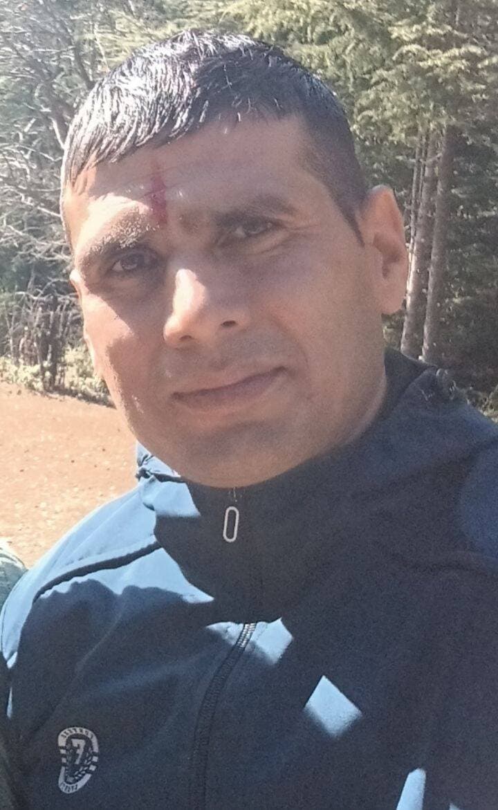 25 अक्टूबर को होगा हिमाचल की जूनियर खो-खो टीमों का चयन
सोलन के धुंदन स्थित मठ मैदान में लड़के और लड़कियों के लिए होंगे ट्रायल, सफल खिलाड़ी राष्ट्रीय चैंपियनशिप में करेंगे प्रदेश का प्रतिनिधित्व
जोगिंद्रनगर/ शिव कुमार।
हिमाचल प्रदेश की जूनियर लड़के एवं लड़कियों की खो-खो टीमों के चयन के लिए 25 अक्टूबर को ट्रायल आयोजित किए जाएंगे। हिमाचल प्रदेश खो-खो संघ की ओर से ये ट्रायल सोलन जिला की अर्की तहसील के धुंदन स्थित मठ मैदान में होंगे। इन ट्रायल के माध्यम से प्रदेश की जूनियर लड़के और लड़कियों की टीमों का चयन किया जाएगा, जो आगामी राष्ट्रीय खो-खो चैंपियनशिप में हिमाचल प्रदेश का प्रतिनिधित्व करेंगी।
हिमाचल प्रदेश खो-खो संघ के मीडिया प्रभारी प्यार चंद सकलानी ने जानकारी देते हुए बताया कि ट्रायल में भाग लेने के इच्छुक खिलाड़ियों के लिए कुछ आवश्यक मापदंड निर्धारित किए गए हैं। उन्होंने बताया कि जिन खिलाड़ियों की आयु 30 नवंबर 2026 तक 18 वर्ष से कम होगी, वे चयन प्रक्रिया में भाग लेने के पात्र होंगे। इसके अतिरिक्त खिलाड़ियों की लंबाई, आयु और वजन का निर्धारित इंडेक्स 250 से अधिक नहीं होना चाहिए। ट्रायल में भाग लेने वाले खिलाड़ियों का हिमाचल प्रदेश का स्थायी निवासी होना भी अनिवार्य है।
उन्होंने कहा कि निर्धारित मापदंड पूरे करने वाले इच्छुक खिलाड़ी ट्रायल में भाग लेकर अपनी खेल प्रतिभा का प्रदर्शन कर सकते हैं। सभी खिलाड़ियों को ट्रायल के दौरान अपने साथ मूल आधार कार्ड लाना अनिवार्य होगा, ताकि उनकी पहचान एवं पात्रता का सत्यापन किया जा सके।
प्यार चंद सकलानी ने बताया कि चयनित खिलाड़ी 21 से 25 नवंबर 2026 तक गुजरात के वडोदरा स्थित पारुल यूनिवर्सिटी में आयोजित होने वाली 45वीं जूनियर राष्ट्रीय खो-खो चैंपियनशिप में हिस्सा लेंगे। इस प्रतियोगिता में देश के विभिन्न राज्यों की टीमें भाग लेंगी, जहां हिमाचल प्रदेश की जूनियर लड़के एवं लड़कियों की टीमें प्रदेश का प्रतिनिधित्व करेंगी।
उन्होंने प्रदेश के सभी पात्र खिलाड़ियों से आह्वान किया कि वे निर्धारित तिथि और स्थान पर पहुंचकर ट्रायल में भाग लें। उन्होंने कहा कि खो-खो जैसे पारंपरिक खेलों में प्रदेश की प्रतिभाओं को आगे बढ़ाने और राष्ट्रीय स्तर पर बेहतर प्रदर्शन करने के लिए खिलाड़ियों को ऐसे अवसरों का पूरा लाभ उठाना चाहिए।
