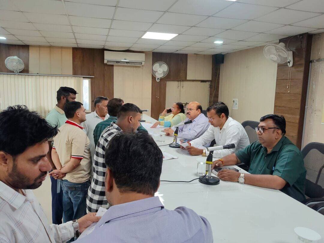 शिकायतों का करें शीघ्र निपटान- सीटीएम पीयूष गुप्ता
प्रत्येक सोमवार व वीरवार को प्रात: 10 से 12 बजे तक समाधान शिविर आयोजित
यमुनानगर, 22 अक्तूबर- सीटीएम पीयूष गुप्ता ने कहा कि समाधान शिविर में अपनी समस्याओं को लेकर आने वाले प्रत्येक प्रार्थी की समस्याओं को मौके पर ही निपटान करने का भरसक प्रयास रहे, यदि कोई समस्या का समाधान दस्तावेजों या अन्य जांच पर आधारित है तब भी उसका समयबद्ध होकर जल्द निपटान करवाना सुनिश्चित करें।
सीटीएम पीयूष गुप्ता की अध्यक्षता में जिला सचिवालय के सभागार में आयोजित समाधान शिविर में 5 शिकायते प्राप्त हुई है जिसमें गांव तलाकौर के समस्त निवासियों ने पंचायती भूमि पर गली बनाने में लोगों द्वारा रोक लगाने बारे, बपौली निवासी कृष्ण चंद ने मंदिर के नाम मालिकाना भूमि होने बारे, कंड्रोली निवासी मोहन लाल ने पंचायती भूमि पर टॉवर लगाने की आमदनी की जानकारी उपलब्ध करवाने बारे, फतेहपुर सरपंच ने गांव फतेहपुर की निशानदेही की पेमेंट न मिलने बारे, आजादनगर निवासी अमन कुमार ने जैन धर्म के आधार पर अल्पसंख्यक प्रमाण पत्र बनवाने बारे समस्याएं रखी। इस अवसर पर अधीक्षक उपायुक्त कार्यालय अतुल कुमार, समाधान शिविर के विशेष सदस्य नीरज गुप्ता तथा अन्य विभागों के अधिकारी उपस्थित रहे।
<nis:link nis:type=tag nis:id=hvn24 nis:value=HVN24 nis:enabled=true nis:link/>