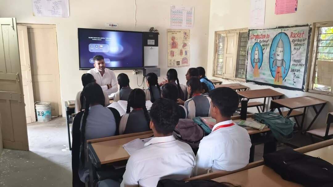 व्यासपुर/यमुनानगर, 22 अक्टूबर- हरियाणा सरकार के निर्देशानुसार प्रत्येक सोमवार एवं वीरवार को आयोजित किए जा रहे समाधान शिविर में उपमंडल अधिकारी (ना.) डॉ कुलदीप सिंह ने आमजन की समस्याएं सुनीं तथा संबंधित विभागों के अधिकारियों को उनका त्वरित समाधान सुनिश्चित करने के निर्देश दिए। उन्होंने बताया कि समाधान शिविर का मुख्य उद्देश्य नागरिकों की समस्याओं का समयबद्ध एवं पारदर्शी तरीके से निपटारा करना है, ताकि लोगों को विभिन्न कार्यालयों के चक्कर न लगाने पड़ें। उन्होंने संबंधित अधिकारियों को निर्देश दिए कि शिविर में प्राप्त होने वाली शिकायतों को प्राथमिकता के आधार पर हल किया जाए तथा शिकायतकर्ता को संतुष्टिपूर्ण समाधान उपलब्ध कराया जाए।
वीरवार को आयोजित समाधान शिविर में विभिन्न विभागों से संबंधित 5 समस्याएं प्राप्त हुई। जिनमें से चार समस्याओं का मौके पर समाधान कर दिया गया और एक को निवारण हेतु संबंधित विभाग को भेज दिया गया। उन्होंने कहा कि राज्य सरकार आमजन की समस्याओं के समाधान के लिए गंभीरता से कार्य कर रही है और समाधान शिविर इसी दिशा में एक प्रभावी पहल है। उन्होंने नागरिकों से अपील की कि वे अपनी समस्याओं के समाधान हेतु समाधान शिविर का अधिक से अधिक लाभ उठाएं।
समाधान शिविर में नायब तहसीलदार व्यासपुर रविंद्र कुमार, साढौरा के नायब तहसीलदार कुलदीप सिंह, खंड विकास पंचायत अधिकारी व्यासपुर शबनम रहलान, बीडीपीओ साढौरा नेहा शर्मा, पीडब्ल्यूडी विभाग से जे ई जतिन, क्रिड विभाग से विनोद कुमार, पशुपालन विभाग से रोहताश, खाद्य एवं आपूर्ति विभाग से विक्रांत, उपमंडल अधिकारी कार्यालय से लिपिक मोहित सहित अन्य विभागों के अधिकारी व कर्मचारी उपस्थित रहे।
फोटो नंबर- 2
--------------
एसडीएम डॉ. कुलदीप सिंह ने किया वरिष्ठ माध्यमिक विद्यालय व्यासपुर का औचक निरीक्षण
व्यासपुर/यमुनानगर, 22 अक्टूबर- उपमंडल अधिकारी डॉ. कुलदीप सिंह ने वीरवार को वरिष्ठ माध्यमिक विद्यालय व्यासपुर का औचक निरीक्षण किया। निरीक्षण के दौरान उन्होंने स्कूल में सफाई व्यवस्था, स्वच्छ पेयजल, शौचालयों की स्थिति, विद्यार्थियों की उपस्थिति तथा शिक्षकों की हाजिरी का जायजा लिया और संबंधित व्यवस्थाओं की जांच की।
एसडीएम डॉ. कुलदीप सिंह ने स्कूल की विभिन्न कक्षाओं में पहुंचकर विद्यार्थियों से बातचीत की और उनसे पढ़ाई से संबंधित प्रश्न पूछे। उन्होंने विद्यार्थियों के शैक्षणिक स्तर का आकलन करते हुए शिक्षकों को पढ़ाई की गुणवत्ता पर विशेष ध्यान देने के निर्देश दिए। उन्होंने राजकीय वरिष्ठ माध्यमिक विद्यालय की बारहवीं कक्षा के विद्यार्थियों को जीव विज्ञान (बायोलॉजी) भी पढ़ाया और विषय से संबंधित महत्वपूर्ण जानकारी दी। उन्होंने मुख्य अध्यापक को निर्देश दिए कि स्कूल में शिक्षा के स्तर को बेहतर बनाने के लिए निरंतर प्रयास किए जाएं। विद्यार्थियों की नियमित उपस्थिति सुनिश्चित करने के साथ-साथ स्कूल परिसर में साफ-सफाई, स्वच्छ पेयजल और शौचालयों की उचित व्यवस्था बनाए रखने पर विशेष ध्यान दिया जाए। उन्होंने कहा कि स्कूल में विद्यार्थियों को स्वच्छ एवं बेहतर शैक्षणिक वातावरण उपलब्ध करवाना आवश्यक है।
डॉ. कुलदीप सिंह ने कहा कि बच्चे देश का भविष्य हैं और उन्हें गुणवत्तापूर्ण शिक्षा प्रदान करना हम सभी की जिम्मेदारी है। शिक्षकों की भूमिका विद्यार्थियों के भविष्य को संवारने में महत्वपूर्ण होती है। उन्होंने स्कूल प्रबंधन और शिक्षकों से आह्वान किया कि वे पूरी निष्ठा एवं जिम्मेदारी के साथ अपने कर्तव्यों का निर्वहन करें ताकि विद्यार्थियों का शैक्षणिक एवं सर्वांगीण विकास सुनिश्चित हो सके।