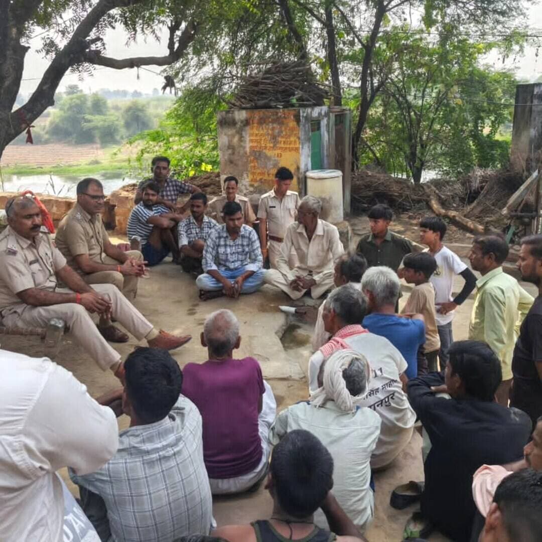 पंचायत चुनावों को शांतिपूर्ण, निष्पक्ष एवं भयमुक्त संपन्न कराने के लिए धौलपुर पुलिस मुस्तैद
पुलिस टीमें गांवों में पहुंचकर ग्रामीणों एवं संभावित प्रत्याशियों को कर रहीं जागरूक, मतदाताओं से निर्भीक होकर मतदान करने की अपील
आगामी पंचायत राज चुनावों को शांतिपूर्ण, निष्पक्ष एवं भयमुक्त वातावरण में संपन्न कराने के उद्देश्य से धौलपुर पुलिस पूरी मुस्तैदी के साथ जुटी हुई है। पुलिस अधीक्षक विकास सांगवान के निर्देशन तथा अतिरिक्त पुलिस अधीक्षक वैभव शर्मा एवं अतिरिक्त पुलिस अधीक्षक एडीएफ बाड़ी श्रवण कुमार झोरड़ के सुपरविजन में जिलेभर में कानून एवं शांति व्यवस्था बनाए रखने के लिए आवश्यक कदम उठाए जा रहे हैं। पंचायत चुनावों के मद्देनजर पुलिस की टीमें गांव-गांव पहुंचकर ग्रामीणों, जनप्रतिनिधियों एवं संभावित प्रत्याशियों से संवाद कर रही हैं। इस दौरान लोगों को चुनाव प्रक्रिया के दौरान आपसी सौहार्द बनाए रखने, किसी भी प्रकार के विवाद से दूर रहने तथा कानून एवं शांति व्यवस्था बनाए रखने के लिए समझाइश की जा रही है। साथ ही मतदाताओं को बिना किसी भय, दबाव, प्रलोभन अथवा किसी के बहकावे में आए अपने मताधिकार का स्वतंत्र रूप से प्रयोग करने के लिए प्रेरित किया जा रहा है। पुलिस द्वारा चुनाव के दौरान किसी भी प्रकार की अवांछित गतिविधि, आपसी रंजिश, विवाद अथवा शांति व्यवस्था प्रभावित करने वाले प्रयासों को रोकने के लिए सतर्कता बरती जा रही है। पुलिस अधिकारी एवं जवान ग्रामीण क्षेत्रों में लोगों से संपर्क स्थापित कर चुनाव संबंधी परिस्थितियों का जायजा ले रहे हैं तथा आमजन को कानून का पालन करने के लिए जागरूक कर रहे हैं। पुलिस द्वारा ग्रामीणों एवं संभावित प्रत्याशियों को स्पष्ट रूप से समझाया जा रहा है कि चुनाव लोकतांत्रिक प्रक्रिया का महत्वपूर्ण हिस्सा है। इसमें सभी की सहभागिता शांतिपूर्ण एवं निष्पक्ष वातावरण में होनी चाहिए। चुनाव के दौरान किसी भी व्यक्ति द्वारा मतदाताओं को डराने-धमकाने, दबाव बनाने, आपसी वैमनस्य फैलाने अथवा कानून व्यवस्था बिगाड़ने का प्रयास किए जाने पर पुलिस द्वारा नियमानुसार कार्रवाई की जाएगी। इसके साथ ही पुलिस टीमें आमजन से समझाइश कर रही है कि पंचायत चुनावों के दौरान शांति, भाईचारा एवं सामाजिक सद्भाव बनाए रखें। किसी भी प्रकार की अफवाह पर ध्यान न दें और न ही अपुष्ट सूचनाओं को प्रसारित करें। चुनाव संबंधी किसी भी विवाद अथवा संदिग्ध गतिविधि की जानकारी तत्काल पुलिस को दें, ताकि समय रहते आवश्यक कार्रवाई की जा सके। धौलपुर पुलिस निष्पक्ष एवं शांतिपूर्ण चुनाव संपन्न कराने के लिए प्रतिबद्ध है।