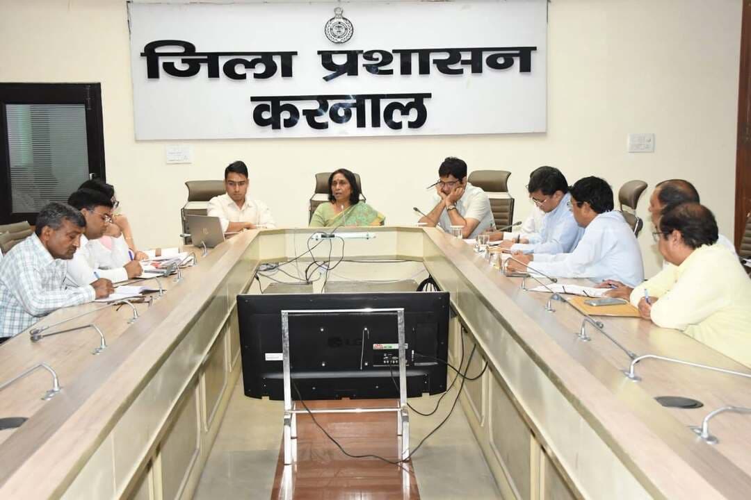 विकास कार्यों और लोगों की शिकायतों का निवारण करने में करनाल रहे प्रथम: हेमा शर्मा
शिकायतकर्ता की बात सुनें, समझें और करें समाधान: मंडल आयुक्त
मंडलायुक्त हेमा शर्मा ने एसआईआर, प्रदूषण तथा राजस्व विभाग से संबंधित कार्यों की समीक्षा, दिए आवश्यक दिशा-निर्देश,
डीसी डॉ. आनंद कुमार शर्मा सहित अन्य अधिकारी रहे मौजूद
करनाल, 22 अक्तूबर। मंडलायुक्त हेमा शर्मा ने आज यहां लघु सचिवालय के सभागार में प्रशासन के जिलाधिकारियों की बैठक ली और एसआईआर, प्रदूषण तथा राजस्व विभाग से संबंधित कार्यों की समीक्षा की तथा उन्हें आवश्यक दिशा-निर्देश दिए। इस अवसर पर उपायुक्त डॉ. आनंद कुमार शर्मा ने मंडलायुक्त के आगमन पर स्वागत किया और बैठक के एजेंडे क्रमवार मंडलायुक्त को समक्ष रखे।
बैठक में मंडलायुक्त ने समीक्षा के दौरान अधिकारियों को स्पष्ट निर्देश दिए कि वे अपने-अपने विभाग से संबंधित कार्यों को तेज गति से पूरा करें। किसी भी कार्य में लापरवाही न बरतें। प्रत्येक कार्य की गंभीरता को समझें और उसे समय पर पूरा करें। इससे न केवल विकास कार्य तेज गति से पूरे होते हैं, बल्कि प्रशासन व सरकार के प्रति जनता का विश्वास भी बढ़ता है। उन्होंने कहा कि हर कार्य में करनाल जिला की प्रदेश में रैंकिंग प्रथम स्थान पर रहे, इसके लिए सभी अधिकारी अपनी जिम्मेदारी समझें और ईमानदारी से अपनी ड्यूटी निभाएं। उन्होंने यह भी कहा कि समाधान शिविर, सीएम विंडो पर आने वाली शिकायतों को भी प्राथमिकता दें, शिकायतकर्ता की बात सुनें, समझें और उसका समाधान करें। शिकायतों को लंबित न रखें, बेवजह किसी के आवेदन को रद्द न करें बल्कि पात्र व्यक्ति तक सरकार की योजना का लाभ पहुंचाएं।
बॉक्स: कोई भी पात्र व्यक्ति मतदाता सूची में शामिल होने से वंचित न रहे: हेमा शर्मा
मंडल आयुक्त हेमा शर्मा ने एसआईआर के कार्य की समीक्षा की और सभी ईआरओ को निर्देश दिए कि जिन मतदाताओं को नोटिस जारी किए गए हैं, उनकी सुनवाई स्वयं करें, किसी भी पात्र व्यक्ति का नाम मतदाता सूची में शामिल होने से वंचित न रहे। एसआईआर का कार्य एक महत्वपूर्ण कार्य है, सभी इसकी गंभीरता को समझें, कार्य में कमी नजर न आए, 28 अक्तूबर से पहले सभी दावे एवं आपत्तियों का निपटारा किया जाए, किसी भी दावे एवं आपत्ति को लंबित न रखें, क्योंकि मतदाता सूची का अंतिम प्रकाशन भारत निर्वाचन आयोग द्वारा 6 नवंबर को करवाया जाएगा।
बॉक्स: पराली जलाने की घटनाओं पर शत-प्रतिशत लगे रोक: मंडल आयुक्त
मंडल आयुक्त हेमा शर्मा ने प्रदूषण नियंत्रण बोर्ड के साथ-साथ अन्य संबंधित विभागों के अधिकारियों को निर्देश दिए कि वे प्रदूषण की रोकथाम को लेकर अपने-अपने क्षेत्र में नियमित रूप से निरीक्षण करें और औद्योगिक इकाईयों से नियमों की पालना करवाना सुनिश्चित करें। उन्होंने जिला में स्थापित एसटीपी की स्थिति की भी रिपोर्ट ली और कहा कि सभी चालू हालत में होने चाहिए। इसके अलावा नए निर्माणाधीन एसटीपी के कार्य को भी जल्द पूरा करवाएं ताकि गंदे पानी को शुद्घ करके ही उसका सही इस्तेमाल किया जा सके। उन्होंने प्रदूषण नियंत्रण बोर्ड के अधिकारी को निर्देश दिए कि वे उपमंडल स्तर पर गठित टीम में शामिल विभिन्न विभागों के प्रशासनिक अधिकारियों का सहयोग लें और समस्या का समाधान करें। उन्होंने पराली जलाने की घटना की स्थिति की रिपोर्ट भी ली। इस पर उपायुक्त ने अवगत कराया कि पिछले वर्ष की तुलना में इस वर्ष काफी रोकथाम हुई है और प्रशासन निरंतर नजर बनाए हुए है। पराली जलाने की घटनाओं की रोकथाम को लेकर गांव स्तर पर निगरानी कमेटी निगरानी रखे हुए है।
बॉक्स:
मंडल आयुक्त हेमा शर्मा ने राजस्व विभाग से संबंधित कार्यों की समीक्षा करते हुए अधिकारियों को निर्देश दिए कि वे पेपरलेस रजिस्ट्री, ऑटो म्यूटेशन सहित अन्य कार्यों को निर्धारित समय अवधि में पूरा करें, 48 घंटे से ज्यादा समय तक टोकन को लंबित न रखें। सभी एसडीएम इस कार्य पर कड़ी नजर रखें और तहसीलदार व नायब तहसीलदारों से समय-समय पर रिपोर्ट लें। उन्होंने कहा कि सरकार का प्रयास है कि अधिक से अधिक राजस्व सेवाएं नागरिकों को घर बैठे अथवा नजदीकी सीएससी के माध्यम से उपलब्ध कराई जाएं। इसके तहत जमाबंदी, म्यूटेशन, डिजीटली साइंड रजिस्ट्री तथा अन्य राजस्व रिकॉर्ड को डिजिटल माध्यम से उपलब्ध कराने की दिशा में कार्य किया जा रहा है। जमाबंदी में व्यक्ति के हिस्से की जानकारी ऑनलाइन उपलब्ध कराने, छोटी करेक्शन को सरल बनाने तथा तकसीम जैसी प्रक्रियाओं को अधिक पारदर्शी और समयबद्ध बनाने पर भी जोर दिया जा रहा है।
बॉक्स: लंबित इंतकाल के मामलों का जल्द किया जाए निपटारा: हेमा शर्मा
मंडल आयुक्त ने समीक्षा के दौरान लंबित इंतकाल के मामले में निर्देश दिए कि इनका जल्द से जल्द निपटारा किया जाए। इस पर उपायुक्त ने अवगत कराया कि जिला में लंबित इंतकालों के निपटारे के लिए शनिवार व रविवार को विशेष कैंप लगाए जाएंगे और इस कार्य को एक सप्ताह के अंदर पूरा कर लिया जाएगा। उन्होंने निशानदेही को लेकर भी निर्देश दिए कि इस कार्य में भी पेंडेंसी न रहे, समय पर निशानदेही करवाएं और आधुनिक तकनीक का प्रयोग करते हुए रोवर से भी निशानदेही करवा सकते हैं। उन्होंने सभी एसडीएम को निर्देश दिए कि वे अपनी उपस्थिति में एक-एक निशानदेही रोवर से करवाना सुनिश्चित करें, इससे समय और धन दोनों की बचत होगी।
इस मौके पर एडीसी डॉ. राहुल रईया, सीटीएम सुरेश कुमार, एसडीएम करनाल देवेंद्र शर्मा, एसडीएम घरौंडा अनुभव मेहता, एसडीएम इंद्री डॉ. रमन गुप्ता, एसडीएम असंध सुमित सिहाग, एसडीएम नीलोखेड़ी अशोक कुमार, डीआरओ श्याम लाल सहित संबंधित विभागों के अधिकारी मौजूद रहे।
#HVN24
