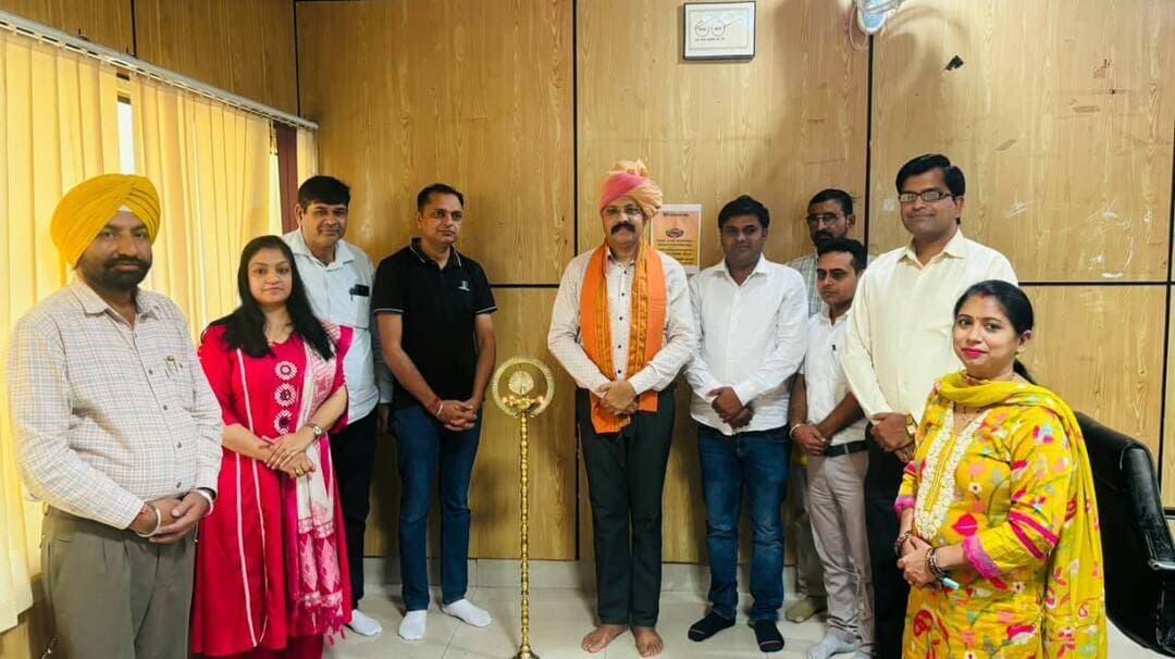 वीबी जी रामजी बने ग्रामीण विकास का आधार : डॉ. चौहान
अधिकारी-कर्मचारियों से कमर कसने का आवाहन
नीलोखेड़ी/ करनाल, 22 अक्तूबर। ग्रामीण विकास योजनाओं की सफलता उनके प्रभावी क्रियान्वयन, पारदर्शिता और गुणवत्ता पर निर्भर करती है। इसके लिए संबंधित अधिकारियों एवं कर्मचारियों का प्रशिक्षित और सक्षम होना आवश्यक है। यह बात हरियाणा ग्रामीण विकास संस्थान, नीलोखेड़ी के निदेशक डॉ. वीरेंद्र सिंह चौहान ने संस्थान में बीबी जी राम जी के अंतर्गत स्वीकृत कार्यों पर क्षमता निर्माण विषय पर आयोजित प्रशिक्षण कार्यक्रम में प्रतिभागियों को संबोधित करते हुए कही।
डॉ. वीरेंद्र सिंह चौहान ने कहा कि ग्रामीण विकास से संबंधित स्वीकृत कार्यों की उचित योजना तैयार करने, निर्धारित मानकों के अनुरूप कार्य पूरा करने तथा समयबद्ध क्रियान्वयन सुनिश्चित करने में प्रशिक्षण की महत्वपूर्ण भूमिका है। ऐसे कार्यक्रम अधिकारियों एवं कर्मचारियों को योजनाओं की प्रक्रियाओं और कार्यों के बेहतर निष्पादन के संबंध में व्यावहारिक जानकारी प्रदान करते हैं। उन्होंने कहा कि प्रशिक्षण के दौरान प्राप्त ज्ञान को कार्यक्षेत्र में अपनाकर ग्रामीण विकास के लक्ष्यों को अधिक प्रभावी ढंग से हासिल किया जा सकता है।
उन्होंने प्रतिभागियों को प्रशिक्षण में सक्रिय भागीदारी करने और प्राप्त जानकारी का उपयोग अपने दैनिक कार्यों में करने के लिए प्रेरित किया। उन्होंने कहा कि क्षमता निर्माण से कार्यकुशलता बढ़ती है और विकास कार्यों को अधिक व्यवस्थित, पारदर्शी एवं गुणवत्तापूर्ण तरीके से पूरा करने में सहायता मिलती है।
ग्रामीण विकास विभाग से प्रोजेक्ट ऑफिसर हरिचंद गुप्ता तथा जींद से बीबी जी राम जी के प्रोजेक्ट ऑफिसर राकेश शर्मा ने भी प्रशिक्षण कार्यक्रम के उद्देश्यों एवं ग्रामीण विकास योजनाओं के प्रभावी क्रियान्वयन पर अपने विचार साझा किए। उन्होंने कहा कि स्वीकृत कार्यों को निर्धारित मानकों के अनुरूप पूरा करने के लिए योजनाओं की प्रक्रियाओं, तकनीकी पहलुओं और कार्यप्रणाली की स्पष्ट जानकारी आवश्यक है। ऐसे प्रशिक्षण कार्यक्रम अधिकारियों एवं कर्मचारियों की कार्यक्षमता बढ़ाने तथा विकास कार्यों की गुणवत्ता सुनिश्चित करने में सहायक होते हैं।
संस्थान के सहायक आचार्य सुशील मेहता ने कहा प्रशिक्षण कार्यक्रम का उद्देश्य बीबी जी राम जी के अंतर्गत स्वीकृत कार्यों के प्रभावी क्रियान्वयन के लिए प्रतिभागियों की क्षमता विकसित करना है। प्रशिक्षण के माध्यम से उन्हें कार्यों की योजना बनाने, निर्धारित मानकों का पालन करने तथा बेहतर कार्य प्रणाली अपनाने के संबंध में व्यावहारिक जानकारी दी जा रही है।
इस अवसर पर अतिरिक्त खंड कार्यक्रम अधिकारी संदीप शर्मा, रामनिवास लेखा सहायक, प्रियंका अतिरिक्त खंड कार्यक्रम अधिकारी, शिवम शर्मा कनिष्ठ अभियंता, सुनील लिपिक तथा सुमित कनिष्ठ अभियंता सहित अन्य प्रतिभागी उपस्थित रहे।