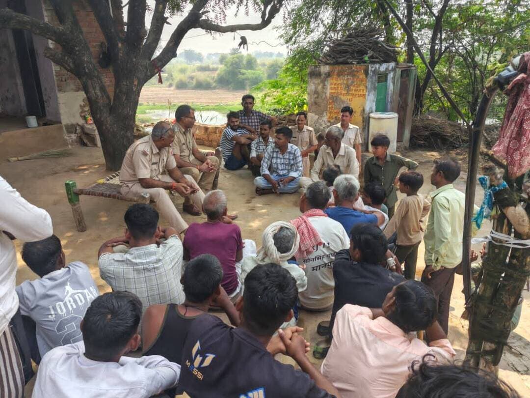 पंचायत चुनावों को शांतिपूर्ण, निष्पक्ष एवं भयमुक्त संपन्न कराने के लिए धौलपुर पुलिस मुस्तैद
पुलिस टीमें गांवों में पहुंचकर ग्रामीणों एवं संभावित प्रत्याशियों को कर रहीं जागरूक, मतदाताओं से निर्भीक होकर मतदान करने की अपील
आगामी पंचायत राज चुनावों को शांतिपूर्ण, निष्पक्ष एवं भयमुक्त वातावरण में संपन्न कराने के उद्देश्य से धौलपुर पुलिस पूरी मुस्तैदी के साथ जुटी हुई है। पुलिस अधीक्षक विकास सांगवान के निर्देशन तथा अतिरिक्त पुलिस अधीक्षक वैभव शर्मा एवं अतिरिक्त पुलिस अधीक्षक एडीएफ बाड़ी श्रवण कुमार झोरड़ के सुपरविजन में जिलेभर में कानून एवं शांति व्यवस्था बनाए रखने के लिए आवश्यक कदम उठाए जा रहे हैं। पंचायत चुनावों के मद्देनजर पुलिस की टीमें गांव-गांव पहुंचकर ग्रामीणों, जनप्रतिनिधियों एवं संभावित प्रत्याशियों से संवाद कर रही हैं। इस दौरान लोगों को चुनाव प्रक्रिया के दौरान आपसी सौहार्द बनाए रखने, किसी भी प्रकार के विवाद से दूर रहने तथा कानून एवं शांति व्यवस्था बनाए रखने के लिए समझाइश की जा रही है। साथ ही मतदाताओं को बिना किसी भय, दबाव, प्रलोभन अथवा किसी के बहकावे में आए अपने मताधिकार का स्वतंत्र रूप से प्रयोग करने के लिए प्रेरित किया जा रहा है। पुलिस द्वारा चुनाव के दौरान किसी भी प्रकार की अवांछित गतिविधि, आपसी रंजिश, विवाद अथवा शांति व्यवस्था प्रभावित करने वाले प्रयासों को रोकने के लिए सतर्कता बरती जा रही है। पुलिस अधिकारी एवं जवान ग्रामीण क्षेत्रों में लोगों से संपर्क स्थापित कर चुनाव संबंधी परिस्थितियों का जायजा ले रहे हैं तथा आमजन को कानून का पालन करने के लिए जागरूक कर रहे हैं। पुलिस द्वारा ग्रामीणों एवं संभावित प्रत्याशियों को स्पष्ट रूप से समझाया जा रहा है कि चुनाव लोकतांत्रिक प्रक्रिया का महत्वपूर्ण हिस्सा है। इसमें सभी की सहभागिता शांतिपूर्ण एवं निष्पक्ष वातावरण में होनी चाहिए। चुनाव के दौरान किसी भी व्यक्ति द्वारा मतदाताओं को डराने-धमकाने, दबाव बनाने, आपसी वैमनस्य फैलाने अथवा कानून व्यवस्था बिगाड़ने का प्रयास किए जाने पर पुलिस द्वारा नियमानुसार कार्रवाई की जाएगी। इसके साथ ही पुलिस टीमें आमजन से समझाइश कर रही है कि पंचायत चुनावों के दौरान शांति, भाईचारा एवं सामाजिक सद्भाव बनाए रखें। किसी भी प्रकार की अफवाह पर ध्यान न दें और न ही अपुष्ट सूचनाओं को प्रसारित करें। चुनाव संबंधी किसी भी विवाद अथवा संदिग्ध गतिविधि की जानकारी तत्काल पुलिस को दें, ताकि समय रहते आवश्यक कार्रवाई की जा सके। धौलपुर पुलिस निष्पक्ष एवं शांतिपूर्ण चुनाव संपन्न कराने के लिए प्रतिबद्ध है। पुलिस का उद्देश्य प्रत्येक मतदाता को सुरक्षित वातावरण उपलब्ध कराना है, जिससे वह बिना किसी भय या दबाव के अपने मताधिकार का प्रयोग कर सके।