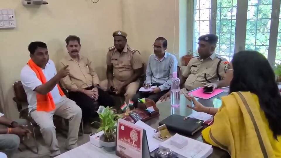 नरेश मीणा ने SDM और कृषि अधिकारियों से उठाए सवाल
किसानों की समस्या को लेकर नरेश मीणा ने SDM और कृषि अधिकारियों से तीखे सवाल किए। उन्होंने कहा, किसानों को खाद क्यों नहीं मिल रहा? CMO स्तर पर वार्ता में खाद उपलब्ध होने की बात कही जाती है, तो जमीनी हकीकत अलग क्यों है? उन्होंने अधिकारियों की कार्यशैली पर सवाल उठाते हुए किसानों को राहत देने की मांग की।