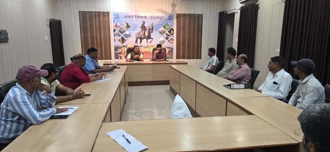 दीपावली तक केबल भूमिगत करें ऑपरेटर, अन्यथा नगर निगम करेगा सख्त कार्रवाई।
महापौर, आयुक्त ने केबल ऑपरेटरों को दिए अंतिम निर्देश।
@followers @top fans News 24 Udaipur
#viralpost #nonfollowers #Udaipur
उदयपुर। शहर की सुंदरता को बनाए रखने और सड़कों पर लटकते केबल तारों से मुक्ति दिलाने के उद्देश्य से नगर निगम महापौर पारस सिंघवी एवं आयुक्त अभिषेक खन्ना ने बुधवार को नगर निगम के मिनी बैठक हॉल में केबल ऑपरेटरों की बैठक ली। बैठक में शहर के प्रमुख केबल ऑपरेटरों के साथ अधिशासी अभियंता रितेश पटीदार, पुलिस निरीक्षक मांगीलाल डांगी सहित निगम के अधिकारी उपस्थित रहे।
बैठक में आयुक्त अभिषेक खन्ना ने स्पष्ट निर्देश दिए कि शहर की सुंदरता बिगाड़ रहे लटकते केबल तारों को दीपावली तक अनिवार्य रूप से भूमिगत किया जाए। विशेष रूप से पुराने शहर के क्षेत्र जहां स्मार्ट सिटी के अंतर्गत विकसित 17 वार्डों में बनाई गई भूमिगत डक्ट में सभी केबल ऑपरेटर अपने केबल तार डालें। निर्धारित समय सीमा तक केबल भूमिगत नहीं करने पर दीपावली के अगले दिन से निगम द्वारा बिना किसी अतिरिक्त नोटिस या सूचना के कार्रवाई प्रारंभ कर दी जाएगी। इस दौरान केबल ऑपरेटर को होने वाले नुकसान की जिम्मेदारी संबंधित ऑपरेटर की ही होगी।आयुक्त ने बताया कि बीएसएनएल एवं अन्य टेलीफोन कंपनियों के साथ बैठक कर उनके अनुपयोगी पोल हटाने के निर्देश पहले ही दिए जा चुके हैं। पोल हटने के बाद उन पर लटके केबल तार भी प्रभावित होंगे। निगम द्वारा पिछले तीन वर्षों से केबल ऑपरेटरों को नोटिस देकर तार भूमिगत करने के लिए कहा जा रहा है, लेकिन अब तक अपेक्षित कार्रवाई नहीं हुई। मुख्यमंत्री के निर्देशानुसार शहर की सुंदरता बिगाड़ने वालों के विरुद्ध सख्त कार्रवाई की जाएगी और इसमें किसी प्रकार की लापरवाही बर्दाश्त नहीं होगी।
बैठक में महापौर पारस सिंघवी ने कहा कि नगर निगम का उद्देश्य किसी भी केबल ऑपरेटर या व्यापारी को नुकसान पहुंचाना नहीं, बल्कि उदयपुर को स्वच्छ, सुंदर और व्यवस्थित बनाना है। शहर के प्रमुख मार्गों पर झूलते तार पर्यटकों और शहरवासियों के बीच गलत संदेश दे रहे हैं, इसका उलाहना निगम को उठाना पड़ता है। कई केबल ऐसी भी हैं, जो लंबे समय से अनुपयोगी पड़ी हैं, फिर भी उन्हें हटाया नहीं जा रहा है जो कि सरासर गलत है।
महापौर ने ऑपरेटरों से कहा कि जिन क्षेत्रों में भूमिगत डक्ट या पाइपलाइन उपलब्ध नहीं है, वहां की समस्या लिखित रूप में नगर निगम को बताएं, ताकि उसका समाधान निकाला जा सके। उन्होंने स्पष्ट किया कि केबल ऑपरेटरों के साथ-साथ निजी टेलीफोन कंपनियों और संबंधित एजेंसियों को भी व्यवस्था सुधारने के लिए पाबंद किया गया है। महापौर पारस सिंघवी ने सभी केबल ऑपरेटरों से दीपावली तक आवश्यक कार्य पूरा कर शहर को सुंदर बनाने में सहयोग करने की अपील की। उन्होंने कहा कि निगम द्वारा व्यापारियों, होटल संचालकों और अन्य संबंधित पक्षों के साथ भी बैठकें आयोजित की जा रही हैं, ताकि सामूहिक प्रयासों से उदयपुर को व्यवस्थित और आकर्षक बनाया जा सके।
महापौर के निर्देश पर आयोजित हुई बैठक।
नगर निगम द्वारा शहर में लटक रहे केवल तारों के खिलाफ कार्यवाही आरंभ की जा रही थी जिसकी सूचना महापौर पारस सिंघवी को मिली। सूचना प्राप्त होने पर महापौर सिंघवी ने संबंधित अधिकारी कर्मचारियों को एक बार अंतिम बैठक आयोजित कर केबल ऑपरेटर को मौका देने के निर्देश दिए। इस पर निगम आयुक्त द्वारा केवल ऑपरेटर के साथ बैठक का आयोजन किया गया। महापौर ने कहा कि किसी का नुकसान करना हमारा उद्देश्य नहीं है हम सभी एक टीमवर्क के साथ शहर को सुंदर बनाएं ऐसी सभी की मंशा है।