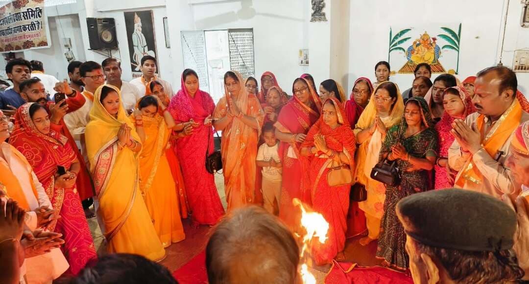 संकट मोचन बालाजी मंदिर में श्रीराम यज्ञ एवं दशहरा मेले का आयोजन, 21 फीट के रावण का किया दहन
@followers @top fans News 24 Udaipur
#Udaipur #viralpost #nonfollowers
उदयपुर। बजरंग बली प्रचार समिति, उदयपुर की ओर से मंगलवार को संकट मोचन बालाजी मंदिर, पंचदेवरिया, चांदपोल बाहर में विशाल श्रीराम यज्ञ, हवन-पूजन एवं दशहरा मेले का आयोजन किया गया। कार्यक्रम में धार्मिक अनुष्ठानों के साथ देशभक्ति गीत, सांस्कृतिक प्रस्तुतियां, महाआरती, आतिशबाजी एवं महाप्रसाद का आयोजन हुआ। मेले के मुख्य आकर्षण 21 फीट ऊंचे रावण के दहन को देखने के लिए श्रद्धालुओं में उत्साह रहा।
कार्यक्रम की शुरुआत सुबह 9 बजे सुंदरकांड पाठ के साथ विशाल श्रीराम यज्ञ एवं हवन-पूजन से हुई। वैदिक मंत्रोच्चार के बीच यज्ञ में आहुतियां देकर सुख-समृद्धि एवं लोककल्याण की कामना की गई। दोपहर 12 बजे यज्ञ की पूर्णाहुति एवं महाआरती की गई। यज्ञ आयोजन में दुश्यन्त कुमावत, नरेंद्र कुमावत, मधुसूदन सुखवाल एवं महेश श्रीमाली का सहयोग रहा।
शाम 6 बजे से दशहरा मेले का आयोजन हुआ। इस दौरान देशभक्ति गीतों एवं सांस्कृतिक प्रस्तुतियों ने उपस्थित लोगों का मनोरंजन किया। हर्ष पालीवाल एवं सोनू की बोर्ड पर एम.एम. ग्रुप द्वारा प्रस्तुतियां दी गईं। बजरंग बली प्रचार समिति एवं आलोक संस्थान, फतहपुरा के संयुक्त तत्वावधान में आयोजित विशेष रामायण प्रश्नोत्तरी कार्यक्रम का प्रमुख आकर्षण रही। प्रश्नोत्तरी ने आयोजन को रोचक बनाया तथा उपस्थित लोगों को रामायण से जुड़ी महत्वपूर्ण जानकारियों से रूबरू होने का अवसर दिया।
इसके बाद 21 फीट ऊंचे रावण का दहन किया गया। रावण दहन के दौरान आतिशबाजी से वातावरण उत्सवमय हो गया। कार्यक्रम में अतिथि के रूप में प्रदीप कुमावत, नरेंद्र पालीवाल, जितेश कुमावत, दुर्गेश शर्मा, निश्चय कुमावत एवं मदन सोनी उपस्थित रहे। कार्यक्रम के अंत में श्रद्धालुओं के लिए महाप्रसाद की व्यवस्था की गई।
बजरंग बली प्रचार समिति के आयोजन व्यवस्थापक पं. पवन कुमार सुखवाल ने आयोजन में सहयोग देने वाले सभी सदस्यों एवं श्रद्धालुओं का आभार व्यक्त किया।