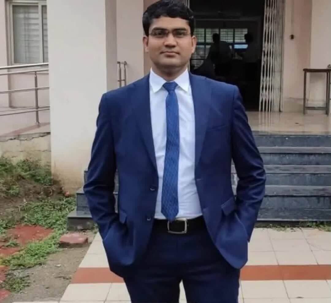 मध्य प्रदेश के भिंड जिले के डोंगरपुरा गांव के रहने वाले जैनेंद्र कुमार निगम ने MPPSC परीक्षा में 12वीं रैंक हासिल कर DSP बनने का रास्ता साफ किया है. खास बात यह है कि उन्होंने जेल में रहते हुए भी परीक्षा दी और मुश्किल हालात के बावजूद अपनी तैयारी जारी रखी. जैनेंद्र एक किसान परिवार से आते हैं. उनके पिता केशव कुमार निगम ने भी पांच बार MPPSC मुख्य परीक्षा दी थी, लेकिन DSP बनने का सपना पूरा नहीं हो सका। अब जैनेंद्र ने अपने पिता की अधूरी ख्वाहिश पूरी कर दी है.
<nis:link nis:type=tag nis:id=mppsc nis:value=MPPSC nis:enabled=true nis:link/> <nis:link nis:type=tag nis:id=successstory nis:value=SuccessStory nis:enabled=true nis:link/>