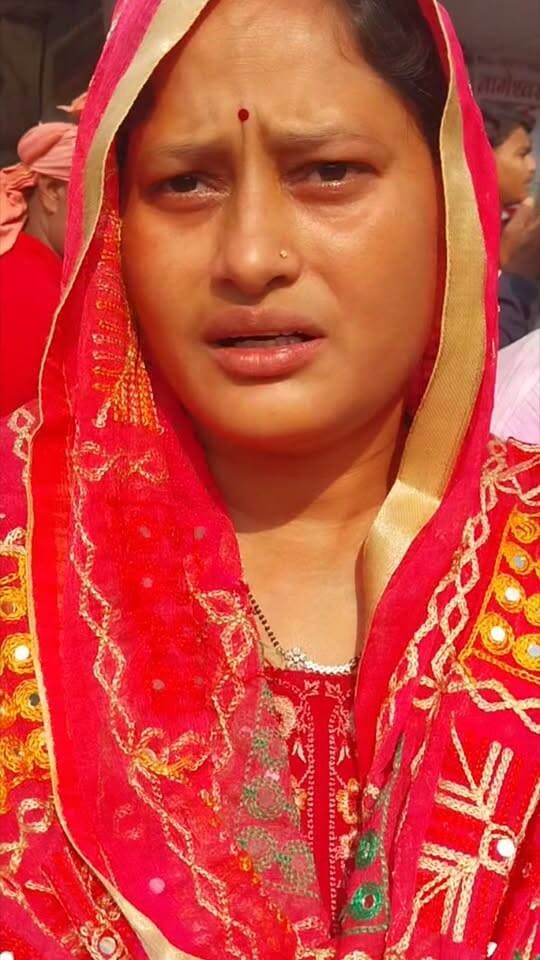 बाजपट्टी में मूर्ति विसर्जन के दौरान युवक की चाकू मारकर हत्या, आक्रोशित परिजनों ने किया सड़क जाम
बाजपट्टी. बुधवार की देर शाम मूर्ति विसर्जन के दौरान एक युवक की चाकू मारकर हत्या कर दी गई. मृतक की पहचान संधवारा गांव निवासी नरेश राय के 25 वर्षीय पुत्र सुधीर कुमार उर्फ मुसका के रूप में हुई है.
प्रत्यक्षदर्शियों के अनुसार, मूर्ति विसर्जन के दौरान युवक को चाकू मारा गया. हालांकि, किसी ने चाकू मारते हुए नहीं देखा. घायल युवक को बाजपट्टी सामुदायिक स्वास्थ्य केंद्र (सीएचसी) ले जाया गया. प्राथमिक उपचार के बाद उसे सीतामढ़ी सदर अस्पताल भेजा गया. हालत गंभीर देखते हुए चिकित्सकों ने उसे मुजफ्फरपुर रेफर कर दिया, जहां बाद में उसे मृत घोषित कर दिया गया.
घटना की सूचना मिलने पर थानाध्यक्ष जितेंद्र कुमार, एसआई संदेश सिंह सहित पुलिस बल मौके पर पहुंचे और परिजनों से मुलाकात की. घटना के बाद आक्रोशित परिजनों और लोगों ने सड़क जाम कर दिया. खबर लिखे जाने तक सड़क जाम नहीं हटाया गया था.