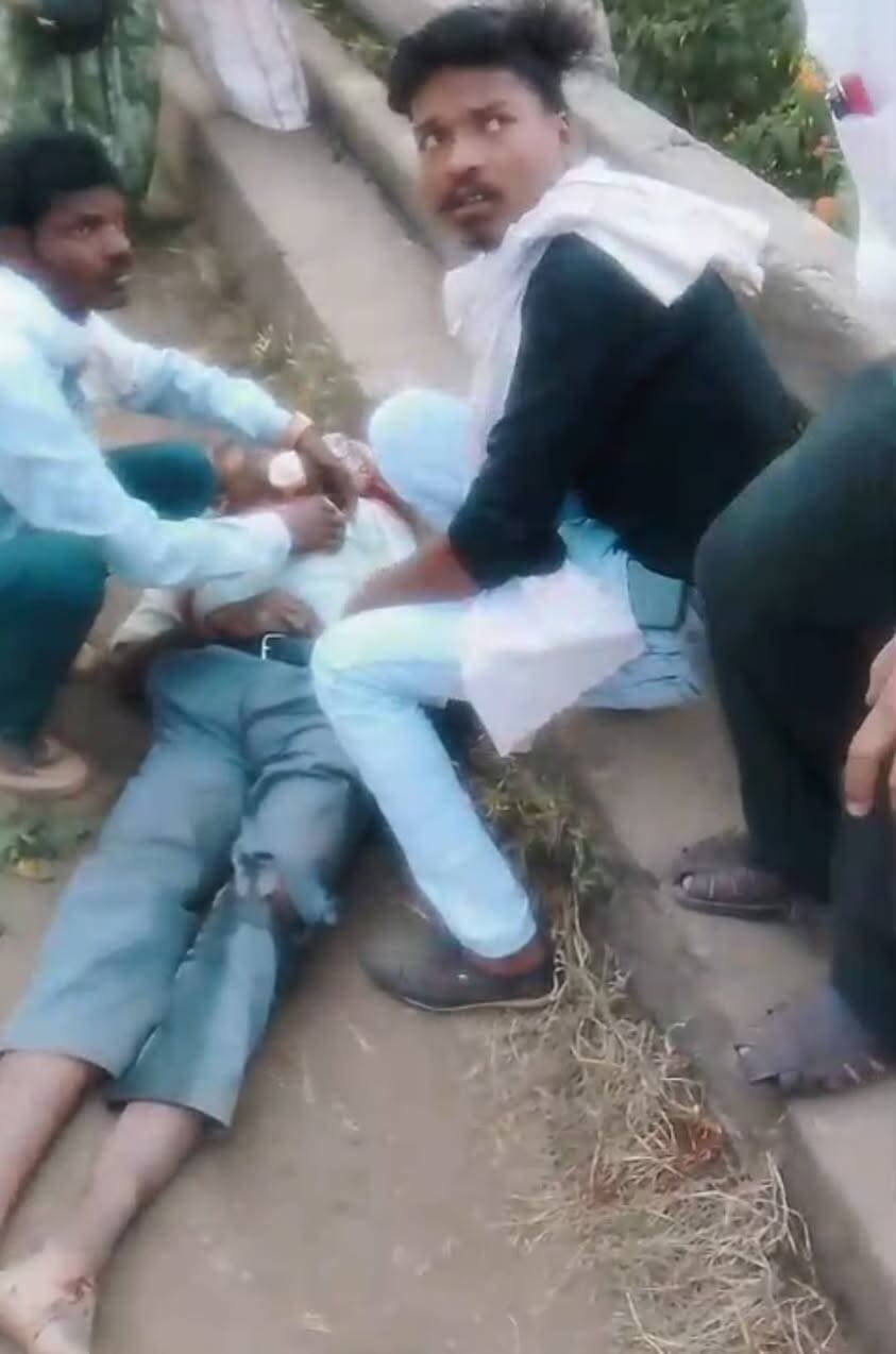 दर्दनाक सड़क हादसा: तेज रफ्तार पिकअप कैंपर की टक्कर से बाइक सवार की मौत, परिवार में पसरा मातम!
रैपुरा-मोहन्द्रा मार्ग पर ताखौरी पुलिया के पास हुआ भीषण हादसा, अस्पताल पहुंचने से पहले युवक ने तोड़ा दम
रैपुरा, जिला पन्ना (मध्यप्रदेश)।
पन्ना जिले के रैपुरा-मोहन्द्रा मार्ग पर गुरुवार, 22 अक्टूबर को एक दर्दनाक सड़क हादसा सामने आया। ताखौरी पुलिया के पास तेज रफ्तार पिकअप कैंपर और मोटरसाइकिल के बीच जोरदार टक्कर हो गई। हादसे में बाइक सवार लगभग 35 वर्षीय युवक की मौत हो गई। इस घटना के बाद क्षेत्र में शोक का माहौल है।
पुलिया के नीचे जा गिरा बाइक सवार
प्राप्त जानकारी के अनुसार, मोटरसाइकिल क्रमांक MP35ZG3353 पर सवार युवक रैपुरा-मोहन्द्रा मार्ग से गुजर रहा था। इसी दौरान ताखौरी पुलिया के पास सामने से आ रहे एक तेज रफ्तार पिकअप कैंपर ने बाइक को जोरदार टक्कर मार दी। टक्कर इतनी भीषण थी कि बाइक सवार का संतुलन बिगड़ गया और वह पुलिया के नीचे जा गिरा।
हादसे के बाद घटनास्थल पर आसपास के लोगों की भीड़ जमा हो गई। स्थानीय ग्रामीणों ने तत्काल पुलिस और एंबुलेंस को सूचना दी।
अस्पताल पहुंचने से पहले ही मौत
सूचना मिलते ही पुलिस टीम और एंबुलेंस मौके पर पहुंची। घायल युवक को उपचार के लिए रैपुरा प्राथमिक स्वास्थ्य केंद्र ले जाया जा रहा था, लेकिन रास्ते में ही उसकी मौत हो गई।
मृतक की पहचान बलदेव सिंह, पिता निरन सिंह, उम्र लगभग 35 वर्ष, निवासी दमुईया बिलपुरा के रूप में हुई है।
रैपुरा प्राथमिक स्वास्थ्य केंद्र के चिकित्सक डॉ. एम.एल. चौधरी के अनुसार, युवक को अस्पताल लाए जाने तक उसकी मृत्यु हो चुकी थी। शव को मर्चुरी में सुरक्षित रखवाया गया है। आगे की कानूनी प्रक्रिया और पोस्टमार्टम की कार्रवाई की जा रही है।
पुलिस जांच में जुटी
हादसे की परिस्थितियों का पता लगाने के लिए पुलिस जांच कर रही है। दुर्घटना कैसे हुई और इसमें किन परिस्थितियों की भूमिका रही, यह जांच के बाद ही स्पष्ट हो सकेगा।
इस दर्दनाक घटना से मृतक के परिजनों पर दुखों का पहाड़ टूट पड़ा है। एक सड़क हादसे ने परिवार की खुशियों को मातम में बदल दिया। क्षेत्र में भी घटना को लेकर शोक व्याप्त है।
विनम्र श्रद्धांजलि। ईश्वर दिवंगत आत्मा को शांति प्रदान करें और शोकाकुल परिजनों को इस कठिन समय में संबल दें।
रैपुरा-मोहन्द्रा मार्ग से सड़क हादसे की खबर।
#रैपुरा #मोहन्द्रा #पन्ना #सड़कहादसा #RoadAccident #BreakingNews #PannaNews #MadhyaPradeshNews #ताखौरीपुलिया