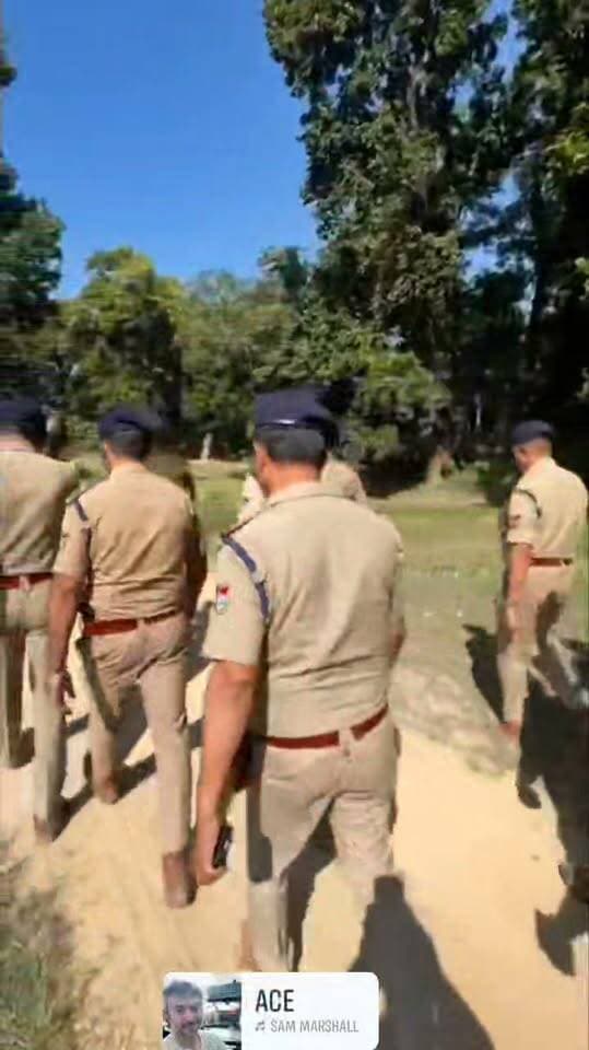 *🛑 एसएसपी अजय गणपति के ‘ऑपरेशन सफाया’ का जलवा — अपराधियों में खलबली, नानकमत्ता में पुलिस का चौतरफा एक्शन!*
**साइबर अपराधियों, अवैध कच्ची शराब माफियाओं, अवैध असलहा तस्करों एवं वांछित अपराधियों के विरुद्ध पिछले 10 घंटों से चल रही ताबड़तोड़ कार्यवाही*
*पिछले 10 घंटे से एसएसपी अजय के निर्देशन में नानकमत्ता क्षेत्र में लगातार चल रहा "ऑपरेशन सफाया"*
➡️ *एसएसपी अजय गणपति स्वयं रहे मौजूद*
➡️ *ऑपरेशन सफाया के प्रभारी रहे एसपी सिटी रुद्रपुर, 10 पुलिस टीमें द्वारा नानकमत्ता क्षेत्र के विभिन्न स्थानों में की गई कार्यवाही।*
➡️ *10 अवैध तमंचो के साथ 10 लोगों को किया गया गिरफ्तार, 13 कारतूस भी बरामद।*
➡️ *350 लीटर अवैध कच्ची शराब के साथ 04 गिरफ्तार, 10 हज़ार लाहन किया नष्ट।*
➡️ *14 संदिग्ध व्यक्तियों को 172 बीएनएसएस के तहत हिरासत में लिया गया, 2 वारंटी गिरफ्तार।*
➡️ *01 संदिग्ध से 07 क्यूआर कोड स्कैनर और करीब 12 लाख रुपये नगद बरामद, साइबर अपराध की आशंका।*
🛑 श्रीमान वरिष्ठ पुलिस अधीक्षक महोदय जनपद उधम सिंह नगर के निर्देशानुसार जनपद में चलाए जा रहे "ऑपरेशन सफाया" के अंतर्गत श्रीमान पुलिस अधीक्षक नगर रुद्रपूर के नेतृत्व में क्षेत्राधिकारी खटीमा, क्षेत्राधिकारी काशीपूर, क्षेत्राधिकारी सितारगंज के पर्यवेक्षण में प्रभारी निरीक्षक कोतवाली नानकमत्ता के नेतृत्व में प्राप्त पुलिस बल जिसमें प्रभारी निरीक्षक झनकईया, थानाध्यक्ष पुलभट्टा, थानाध्यक्ष दिनेशपूर, व0उ0नि0 खटीमा, विभिन्न थाने / चौकी से प्राप्त पुलिस बल / पीएसी / एसओजी टीम / पुलिस कार्यालय / पुलिस लाईन / एण्टीराईट टीम में प्राप्त अधि0 / कर्मचारी गणो में से थाना क्षेत्रान्तर्गत अवैध शस्त्र / अवैध कच्ची शराब / स्मैक तस्करी / वारण्टियों के विरुद्ध सघन चैकिंग अभियान व निरोधात्मक कार्यवाही करते हुए थाना नानकमत्ता क्षेत्रान्तर्गत में अवैध शस्त्र / कच्ची शराब / वारण्टी की गिरफ्तारी की गई। जिसमें आवश्यक वैधानिक कार्यवाही की जा रही है।
अवैध शस्त्र के अन्तर्गत की गई निरोधात्मक कार्यवाही / गिरफ्तारी-
1-थाना क्षेत्रान्तर्गत 10 अभियुक्तगणो से कुल 10 अवैध शस्त्र मय कारतूस बरामद किये गये है जिसमें ( 315 बोर अवैध तमंचा व 12 बोर के है, 13 कारतूस बरामद, 03 खोखा कारतूस बरामद)
2-04 अभियुक्तों की गिरफ्तारी आबकारी अधि0 के अन्तर्गत की गई है जिसमें 350 लीटर से अधिक अवैध कच्ची शराब बरामद की गई है।
3-चैकिंग के दौरान 04 कच्ची शराब की भट्टिया नष्ट कर करीब 10000 लीटर लहन को नष्ट किया गया है।
4- चैकिंग अभियान के दौरान दो वारण्टीयो को गिरफ्तार किया गया है।
5-चैकिंग के दौरान 14 संदिग्ध व्यक्तियों को अन्तर्गत धारा 172 BNSS में संरक्षण लिया गया। जिन पर आवश्यक बाद पूछताछ कार्यवाही की जा रही है।
🛑 *एसएसपी अजय गणपति महोदय के निर्देशानुसार जनपद के अलग-अलग थाना/ कोतवाली क्षेत्रों में इस तरह के ऑपरेशन चलाए जाएंगे और तमंचा, साइबर क्राइम, कच्ची शराब तथा ड्रग्स में लिप्त अपराधियों के खिलाफ सख्त कानूनी कार्रवाई की जाएगी।*