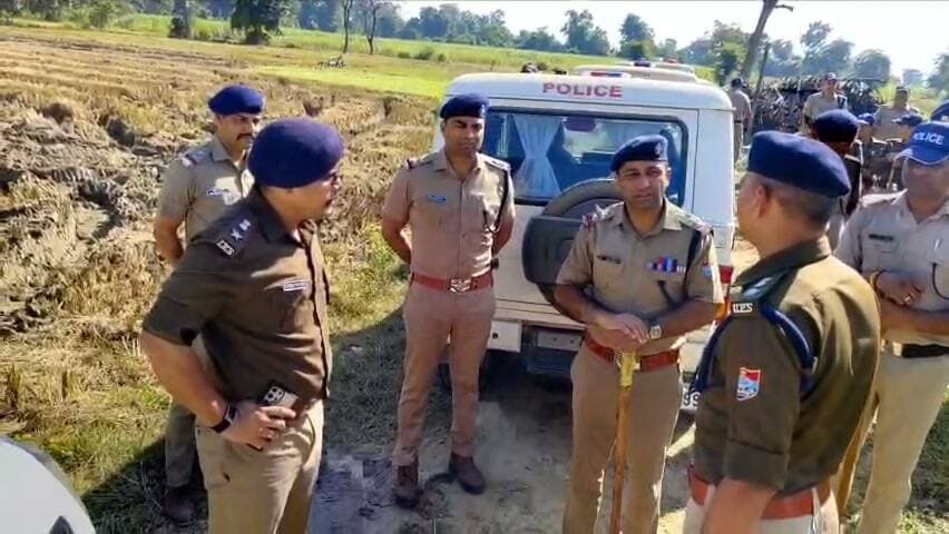 *लोकेशन: नानकमत्ता, उधम सिंह नगर*
*रिपोर्टर: गौतम सरकार, रफ्तार मीडिया*
एंकर रीड
**एसएसपी अजय गणपति के ऑपरेशन सफाया से अपराधियों में हड़कंप, नानकमत्ता में पुलिस की बड़ी कार्रवाई!**
उधम सिंह नगर के नानकमत्ता क्षेत्र में पुलिस ने पिछले 10 घंटों तक सघन अभियान चलाकर अवैध हथियारों, कच्ची शराब और संदिग्ध गतिविधियों के खिलाफ बड़ी कार्रवाई की।
एसपी सिटी रुद्रपुर के नेतृत्व में गठित 10 पुलिस टीमों ने कार्रवाई करते हुए **10 अवैध तमंचों और 13 कारतूसों के साथ 10 आरोपियों को गिरफ्तार किया।** वहीं, 350 लीटर से अधिक अवैध कच्ची शराब के साथ चार लोगों को गिरफ्तार किया गया और चार शराब की भट्टियां नष्ट कर करीब 10 हजार लीटर लाहन बरामद कर नष्ट किया गया।
इसके अलावा, दो वारंटियों को गिरफ्तार किया गया, जबकि 14 संदिग्ध व्यक्तियों के खिलाफ निरोधात्मक कार्रवाई की गई।
वहीं, एक संदिग्ध व्यक्ति के पास से सात क्यूआर कोड स्कैनर और करीब 12 लाख रुपये नकद बरामद हुए हैं। पुलिस को मामले में साइबर अपराध की आशंका है, जिसकी जांच की जा रही है।
**एसएसपी अजय गणपति ने स्पष्ट किया है कि अपराधियों के खिलाफ इस तरह के अभियान आगे भी जारी रहेंगे और अवैध हथियार, साइबर अपराध, कच्ची शराब व नशा तस्करी में संलिप्त लोगों के विरुद्ध सख्त कानूनी कार्रवाई की जाएगी।*
बाइट अजय गणपति वरिष्ठ पुलिस अधीक्षक उधम सिंह नगर