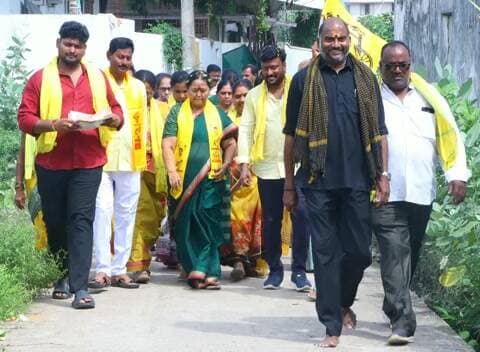 నర్సీపట్నం: నర్సీపట్నం ఎన్నికల ప్రచారంలో దూసుకుపోతున్న చింతకాయల పద్మావతి