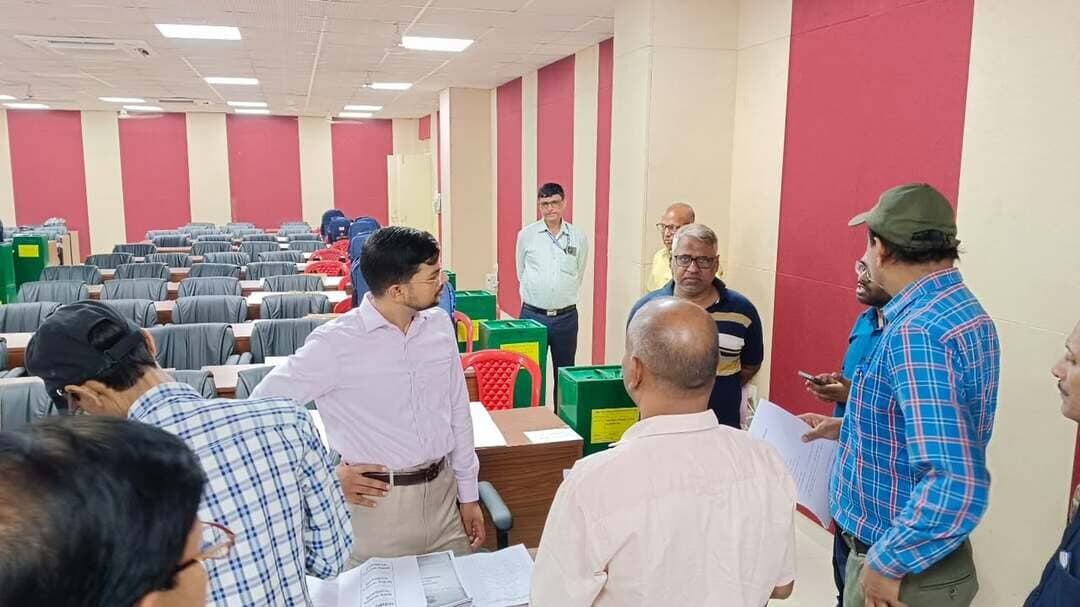 समाहरणालय पूर्णिया,
जनसंपर्क कार्यालय,
(मीडिया कोषांग),
प्रेस विज्ञप्ति :-1714,
दिनांक:22/10/2026,
==================
कोशी स्नातक निर्वाचन: मतदान सामग्री वितरण स्थल का जिला पदाधिकारी ने किया निरीक्षण:-
बिहार विधान परिषद कोशी स्नातक निर्वाचन क्षेत्र के मतदान कि तिथि 23 अक्टूबर 2026) के मद्देनजर गुरुवार को सहायक निर्वाची पदाधिकारी-सह-जिला पदाधिकारी पूर्णिया, श्री अंशुल कुमार (भा.प्र.से.) द्वारा जिला पशुपालन कार्यालय परिसर स्थित डिस्पैच सेंटर का निरीक्षण किया गया।
जिलाधिकारी महोदय ने मतदान दलों के लिए तैयार की जा रही सामग्री वितरण व्यवस्था और पैकेजिंग का बारीकी से जायजा लिया।
उपस्थित अधिकारियों को निर्वाचन आयोग के SOP के अनुसार सभी सामग्रियों का सही मिलान कर पैकिंग सुनिश्चित करने के निर्देश दिए।
#cmsamrat
#samratchoudhary
#pmmodi